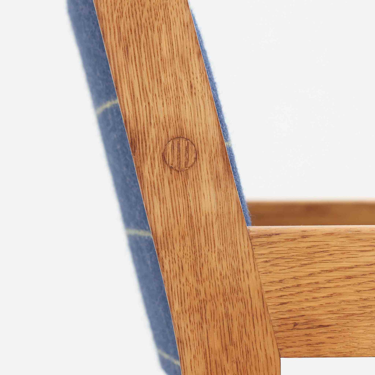 Hans J. Wegner（ハンス・J・ウェグナー）がデザインし、Getama（ゲタマ）が製造を手掛けたGE151アームチェアです。オーク材による直線的で端正なフレームに、ゆるやかにカーブした背もたれと座面を組み合わせた、軽快で機能的な佇まいが魅力。幅のあるアームは木の質感を存分に感じられ、長年の使用による風合いもビンテージならではの味わいです。ダイニングや書斎のほか、ゆったりと腰掛けるラウンジチェアとしても取り入れやすい一脚です。