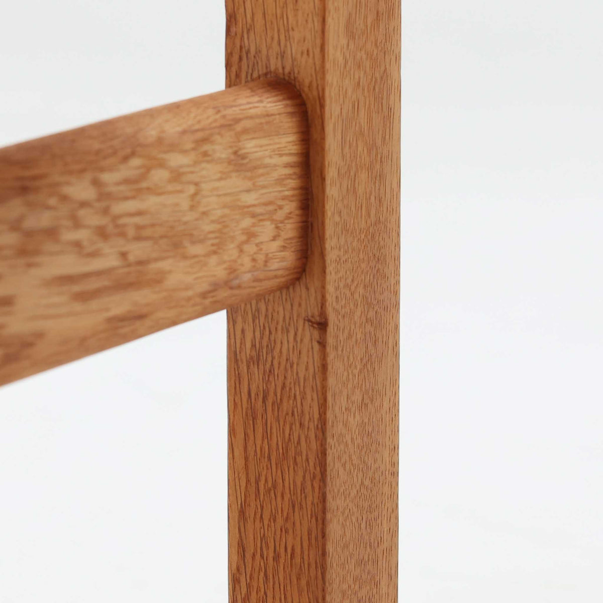 Hans J. Wegner（ハンス・J・ウェグナー）がデザインし、Getama（ゲタマ）が製造を手掛けたGE151アームチェアです。オーク材による直線的で端正なフレームに、ゆるやかにカーブした背もたれと座面を組み合わせた、軽快で機能的な佇まいが魅力。幅のあるアームは木の質感を存分に感じられ、長年の使用による風合いもビンテージならではの味わいです。ダイニングや書斎のほか、ゆったりと腰掛けるラウンジチェアとしても取り入れやすい一脚です。