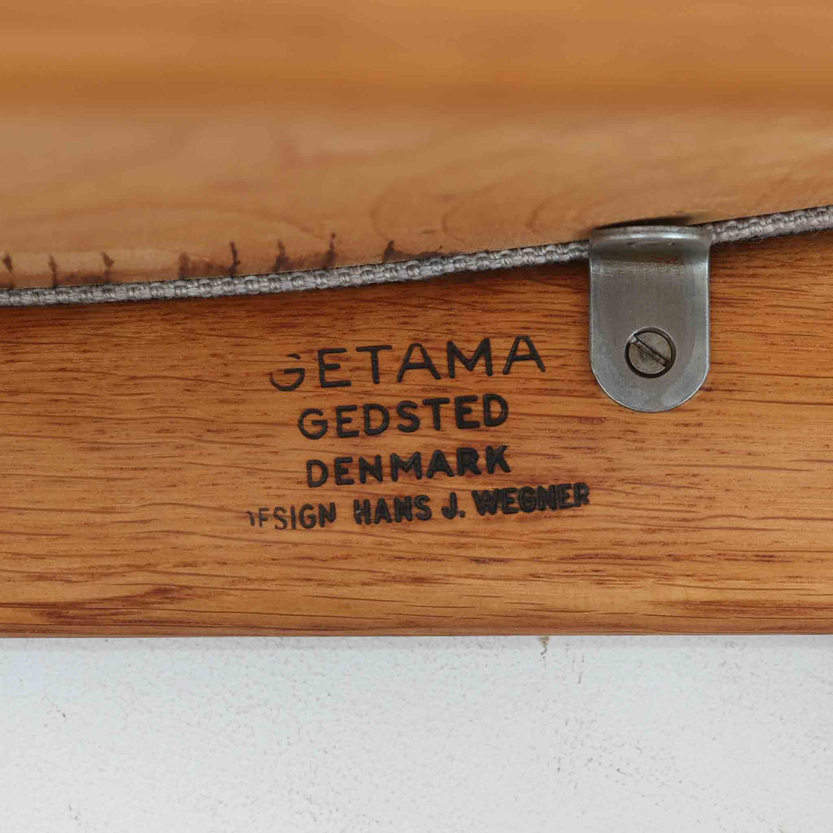 Hans J. Wegner（ハンス・J・ウェグナー）がデザインし、Getama（ゲタマ）が製造を手掛けたGE151アームチェアです。オーク材による直線的で端正なフレームに、ゆるやかにカーブした背もたれと座面を組み合わせた、軽快で機能的な佇まいが魅力。幅のあるアームは木の質感を存分に感じられ、長年の使用による風合いもビンテージならではの味わいです。ダイニングや書斎のほか、ゆったりと腰掛けるラウンジチェアとしても取り入れやすい一脚です。