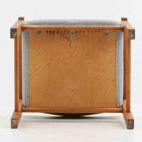 Hans J. Wegner（ハンス・J・ウェグナー）がデザインし、Getama（ゲタマ）が製造を手掛けたGE151アームチェアです。オーク材による直線的で端正なフレームに、ゆるやかにカーブした背もたれと座面を組み合わせた、軽快で機能的な佇まいが魅力。幅のあるアームは木の質感を存分に感じられ、長年の使用による風合いもビンテージならではの味わいです。ダイニングや書斎のほか、ゆったりと腰掛けるラウンジチェアとしても取り入れやすい一脚です。