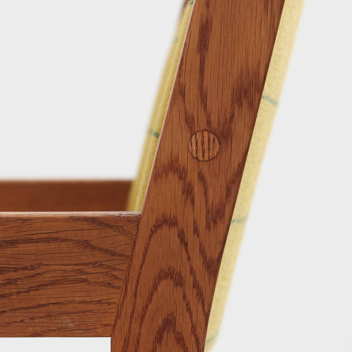 Hans J. Wegner（ハンス・J・ウェグナー）がデザインし、Getama（ゲタマ）が製造を手掛けたGE151アームチェアです。オーク材による直線的で端正なフレームに、ゆるやかにカーブした背もたれと座面を組み合わせた、軽快で機能的な佇まいが魅力。幅のあるアームは木の質感を存分に感じられ、長年の使用による風合いもビンテージならではの味わいです。ダイニングや書斎のほか、ゆったりと腰掛けるラウンジチェアとしても取り入れやすい一脚です。