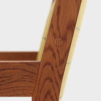 Hans J. Wegner（ハンス・J・ウェグナー）がデザインし、Getama（ゲタマ）が製造を手掛けたGE151アームチェアです。オーク材による直線的で端正なフレームに、ゆるやかにカーブした背もたれと座面を組み合わせた、軽快で機能的な佇まいが魅力。幅のあるアームは木の質感を存分に感じられ、長年の使用による風合いもビンテージならではの味わいです。ダイニングや書斎のほか、ゆったりと腰掛けるラウンジチェアとしても取り入れやすい一脚です。