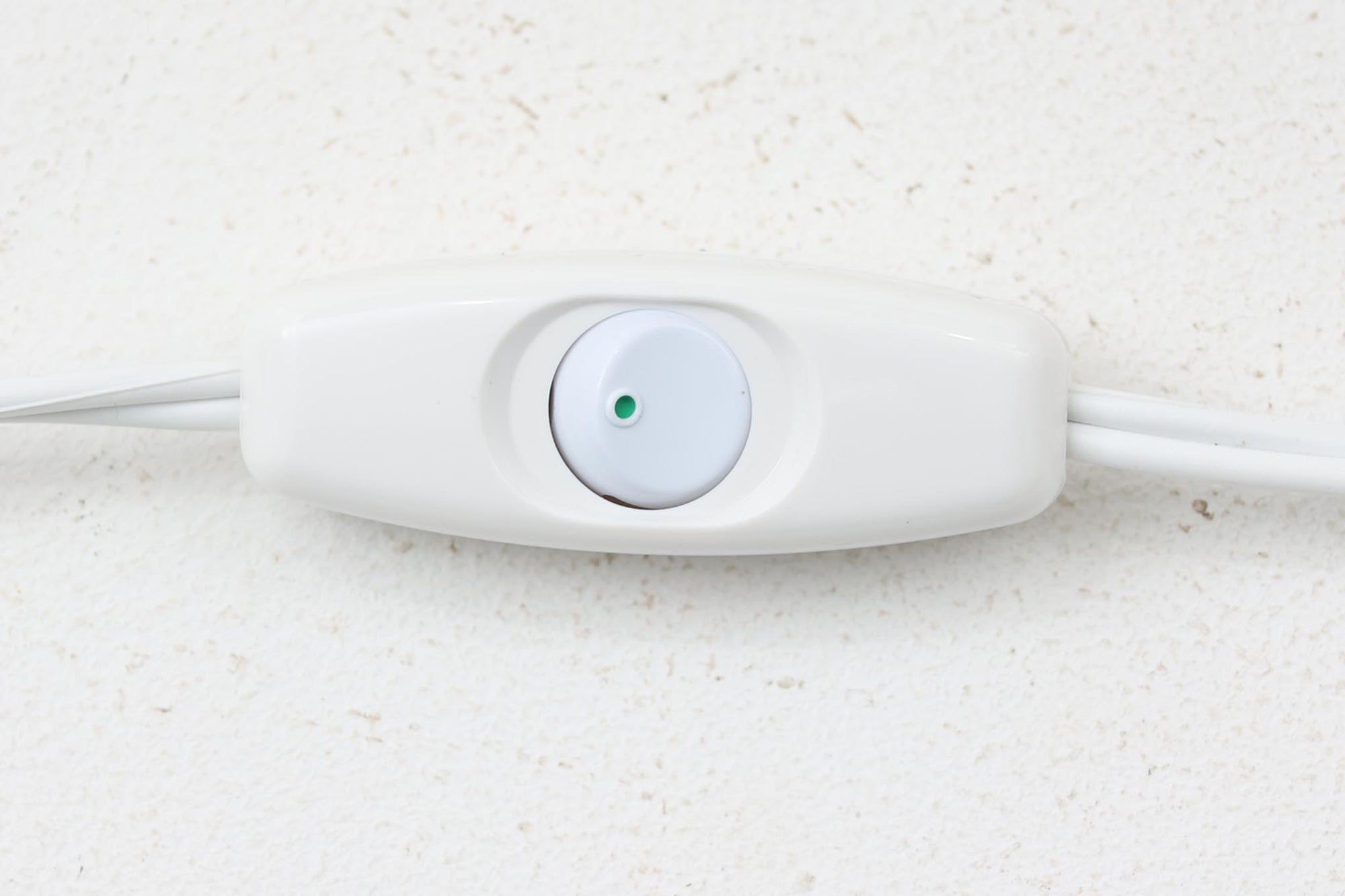 北欧より買い付けたロイヤルコペンハーゲン製の大きめのテーブルランプです。ベースは「エレン マルマー」による落ち着いた色合いが魅力的なデザインで、絵付師により1つ1つハンドペイントで描かれています。また、大量生産向けでない「ファイアンス焼き」という製法で作成されており、低温(1100度)で焼成するため繊細で軽やかな土の素材感が特徴的です。ロゴより1969～1974年に製造されたと推測されます。