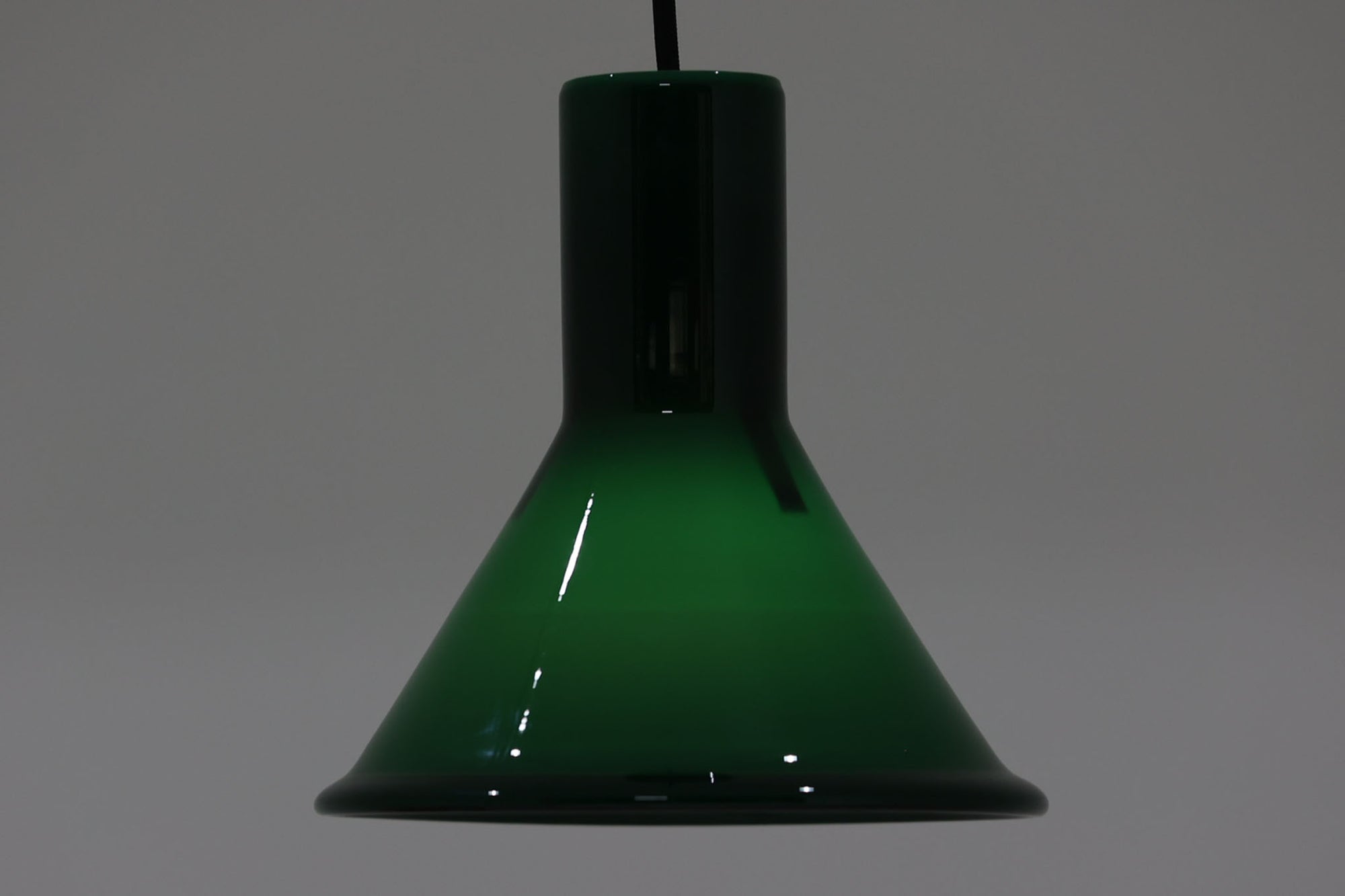 北欧より買い付けた、Holmgaard社製ビンテージランプです。照明部分はデンマークを代表する照明メーカーFog & morup社によって作成されています。Holmgaard社のペンダントライトの中でも人気の「P&T PENDEL」シリーズで内と外側の2層の色味が特徴的です。消灯＆点灯時にそれぞれ違った表情を見せてくれる素敵なデザインです。