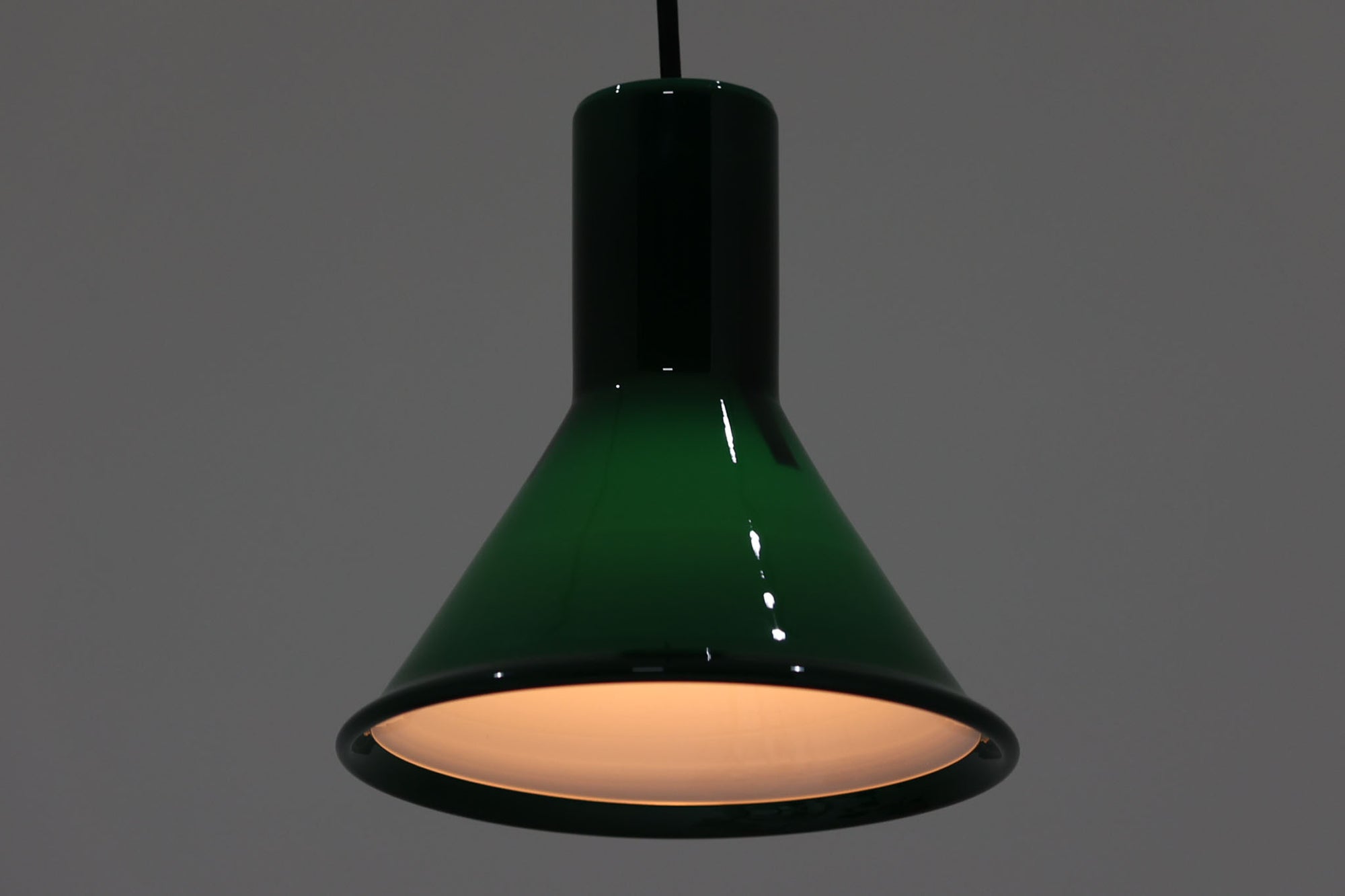 北欧より買い付けた、Holmgaard社製ビンテージランプです。照明部分はデンマークを代表する照明メーカーFog &amp; morup社によって作成されています。Holmgaard社のペンダントライトの中でも人気の「P&amp;T PENDEL」シリーズで内と外側の2層の色味が特徴的です。消灯＆点灯時にそれぞれ違った表情を見せてくれる素敵なデザインです。