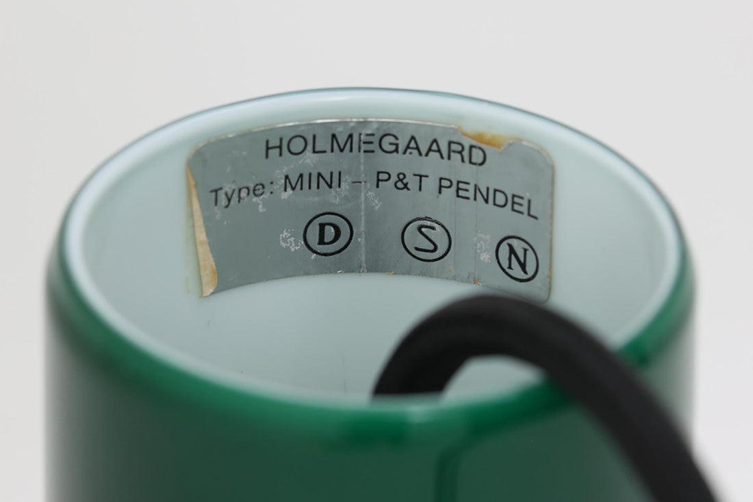 北欧より買い付けた、Holmgaard社製ビンテージランプです。照明部分はデンマークを代表する照明メーカーFog & morup社によって作成されています。Holmgaard社のペンダントライトの中でも人気の「P&T PENDEL」シリーズで内と外側の2層の色味が特徴的です。消灯＆点灯時にそれぞれ違った表情を見せてくれる素敵なデザインです。