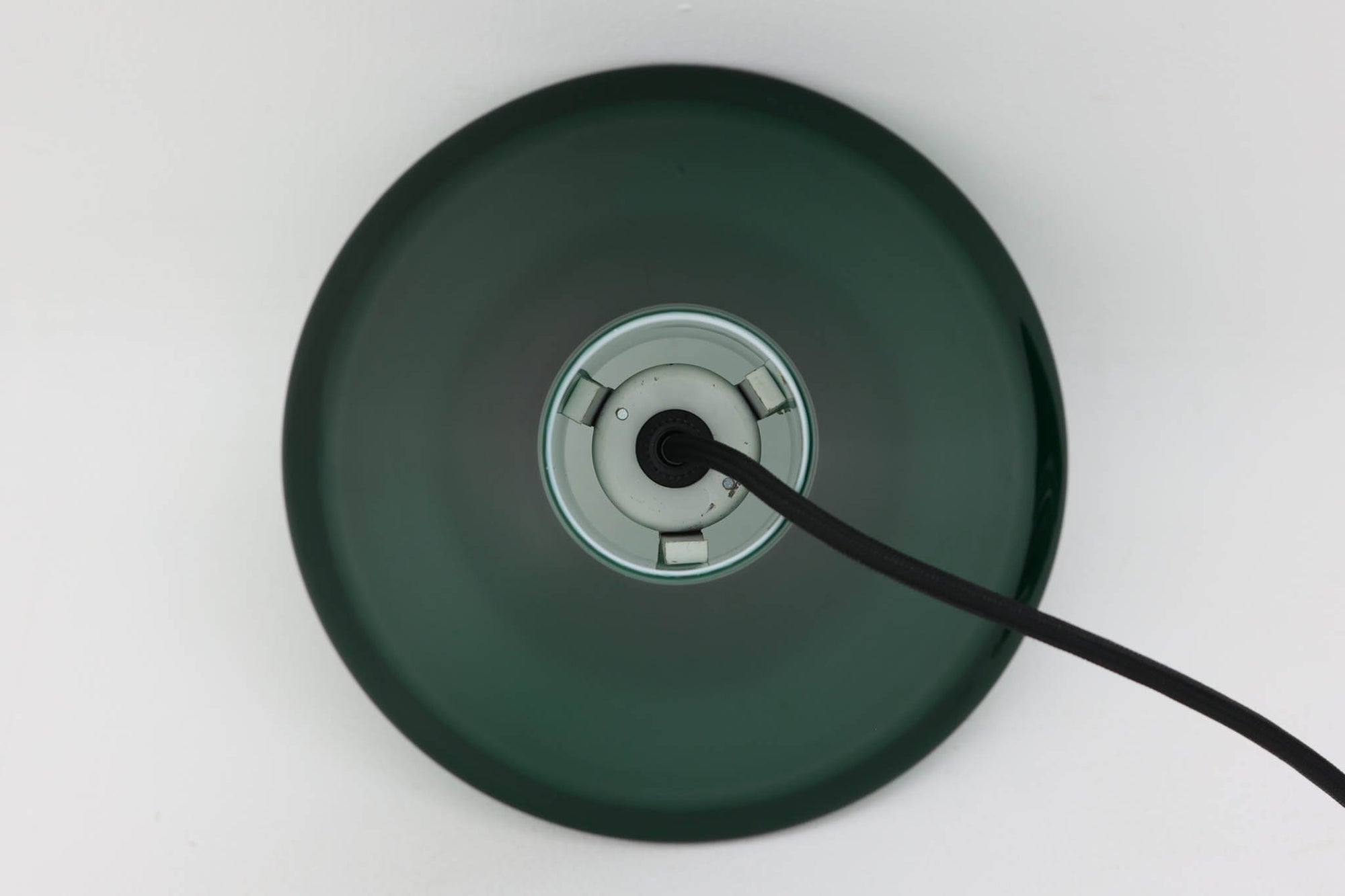 北欧より買い付けた、Holmgaard社製ビンテージランプです。照明部分はデンマークを代表する照明メーカーFog &amp; morup社によって作成されています。Holmgaard社のペンダントライトの中でも人気の「P&amp;T PENDEL」シリーズで内と外側の2層の色味が特徴的です。消灯＆点灯時にそれぞれ違った表情を見せてくれる素敵なデザインです。