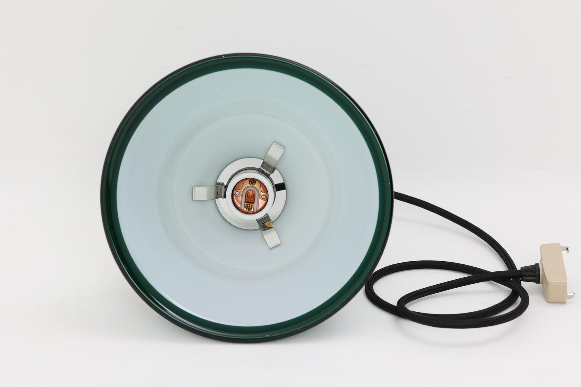 北欧より買い付けた、Holmgaard社製ビンテージランプです。照明部分はデンマークを代表する照明メーカーFog &amp; morup社によって作成されています。Holmgaard社のペンダントライトの中でも人気の「P&amp;T PENDEL」シリーズで内と外側の2層の色味が特徴的です。消灯＆点灯時にそれぞれ違った表情を見せてくれる素敵なデザインです。