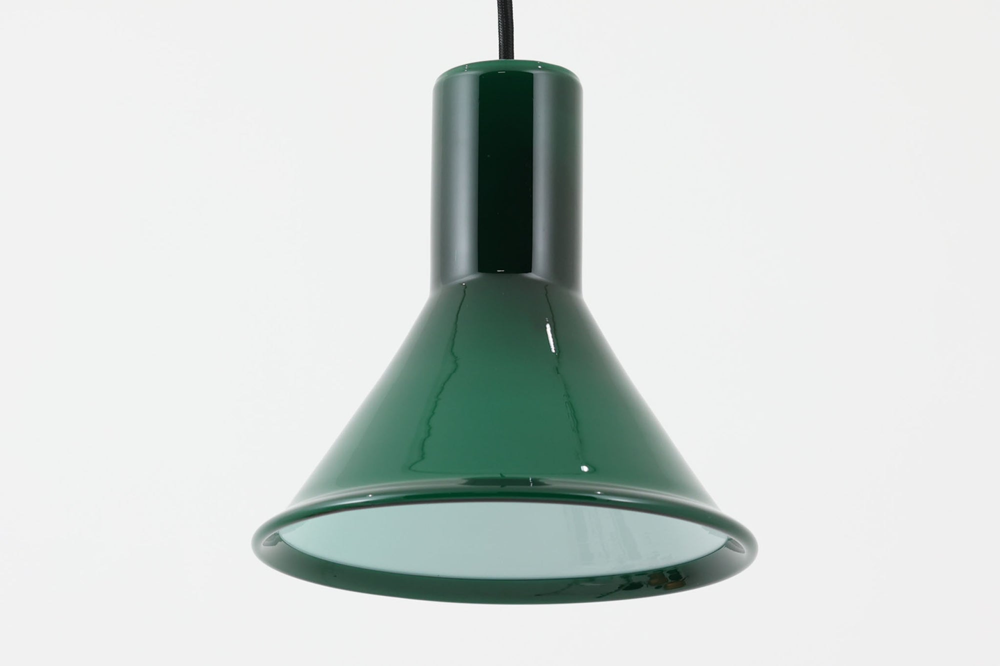 北欧より買い付けた、Holmgaard社製ビンテージランプです。照明部分はデンマークを代表する照明メーカーFog &amp; morup社によって作成されています。Holmgaard社のペンダントライトの中でも人気の「P&amp;T PENDEL」シリーズで内と外側の2層の色味が特徴的です。消灯＆点灯時にそれぞれ違った表情を見せてくれる素敵なデザインです。