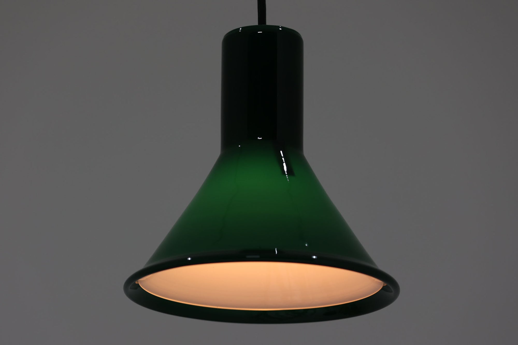 北欧より買い付けた、Holmgaard社製ビンテージランプです。照明部分はデンマークを代表する照明メーカーFog &amp; morup社によって作成されています。Holmgaard社のペンダントライトの中でも人気の「P&amp;T PENDEL」シリーズで内と外側の2層の色味が特徴的です。消灯＆点灯時にそれぞれ違った表情を見せてくれる素敵なデザインです。