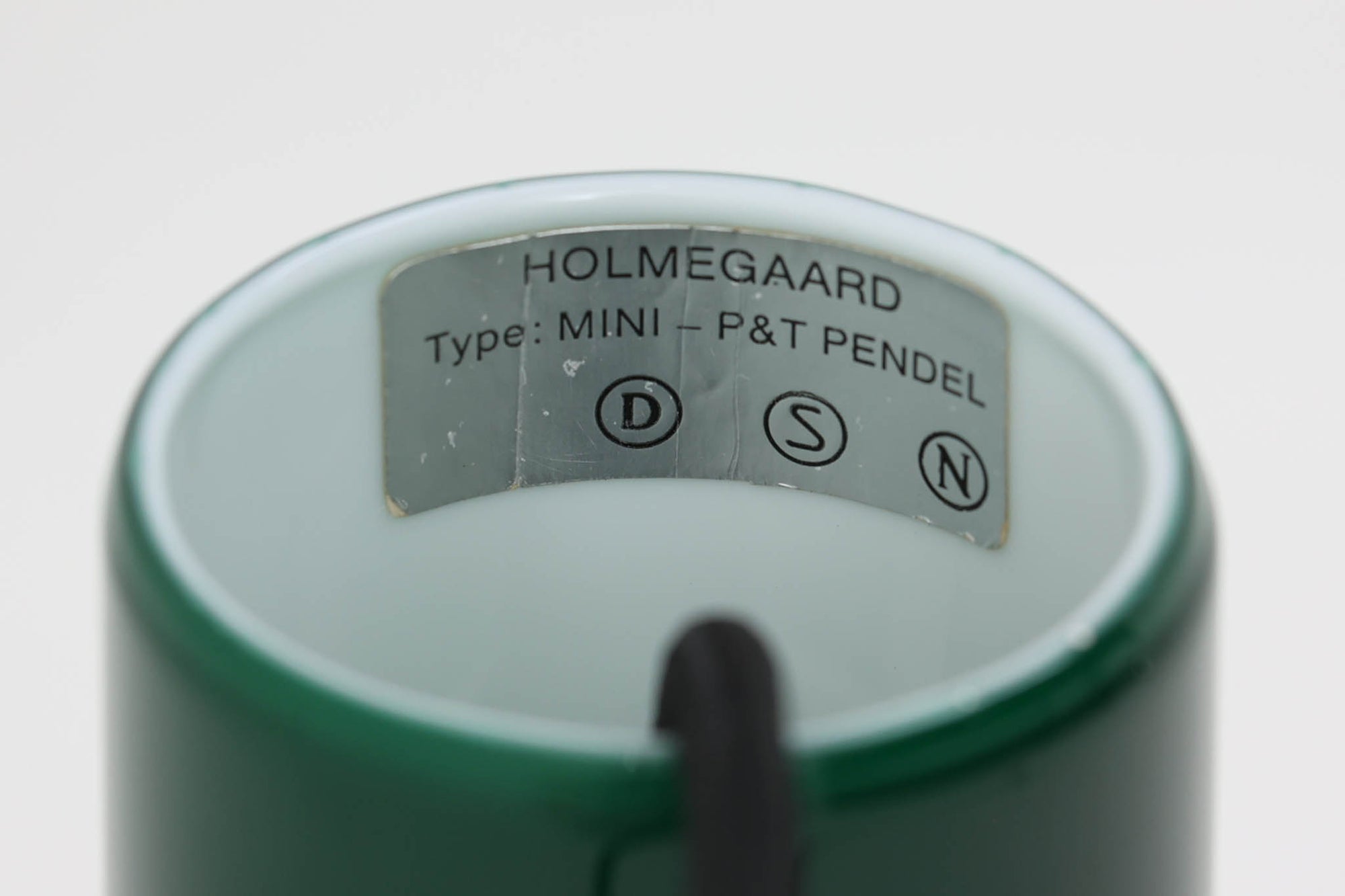 北欧より買い付けた、Holmgaard社製ビンテージランプです。照明部分はデンマークを代表する照明メーカーFog &amp; morup社によって作成されています。Holmgaard社のペンダントライトの中でも人気の「P&amp;T PENDEL」シリーズで内と外側の2層の色味が特徴的です。消灯＆点灯時にそれぞれ違った表情を見せてくれる素敵なデザインです。