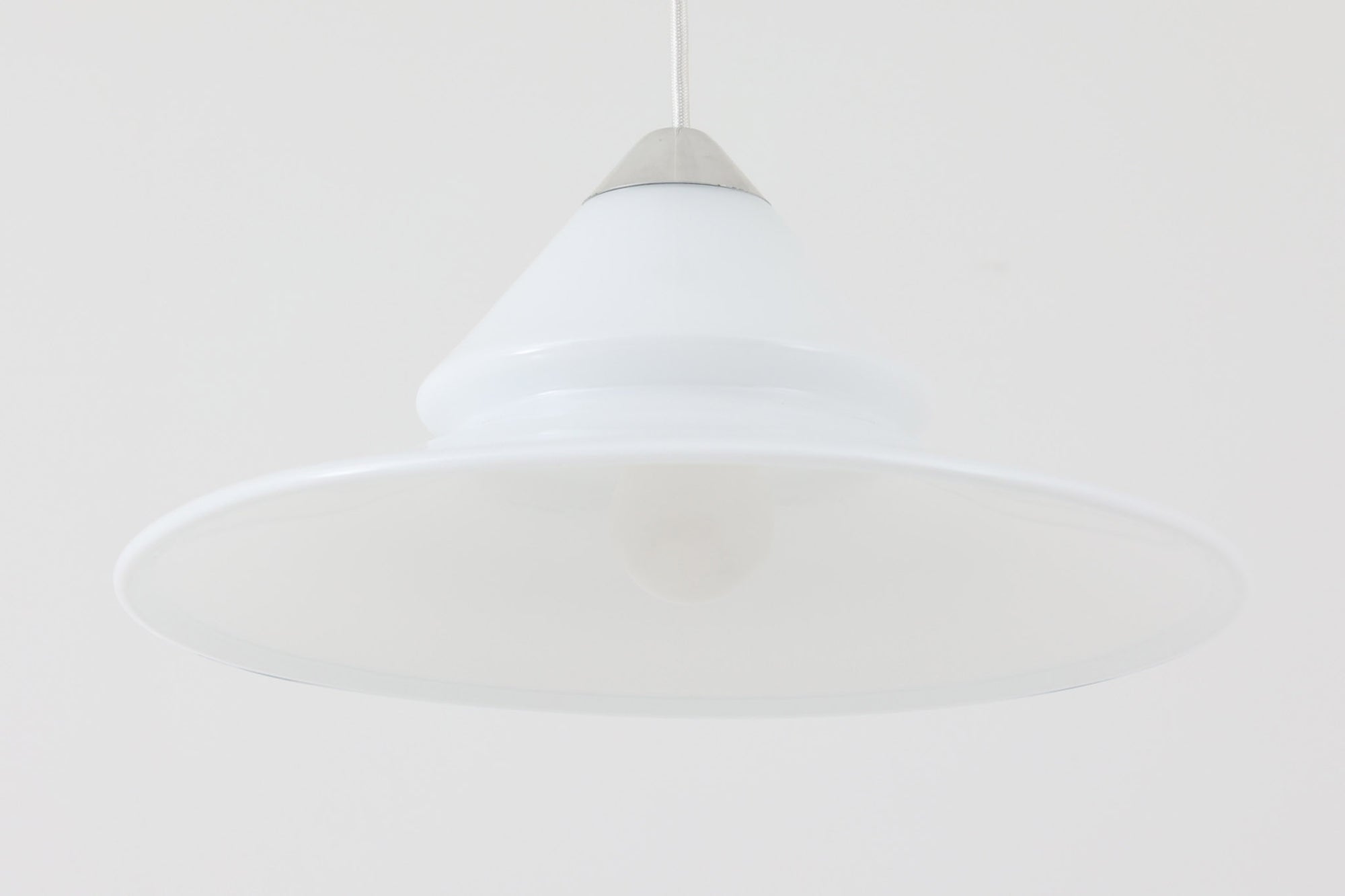 こちらは北欧で買い付けたペンダントライト「Opus」です。デザイナーのTorben Jorgensenンによって手掛けられたもので、厚みのある乳白色のガラスとアルミ製トップの組み合わせが特徴的です。現地でも数が少なく珍しいモデルです。シェードが下方に広がるデザインは、温かみのあるダイニングスペースを演出してくれそうです。