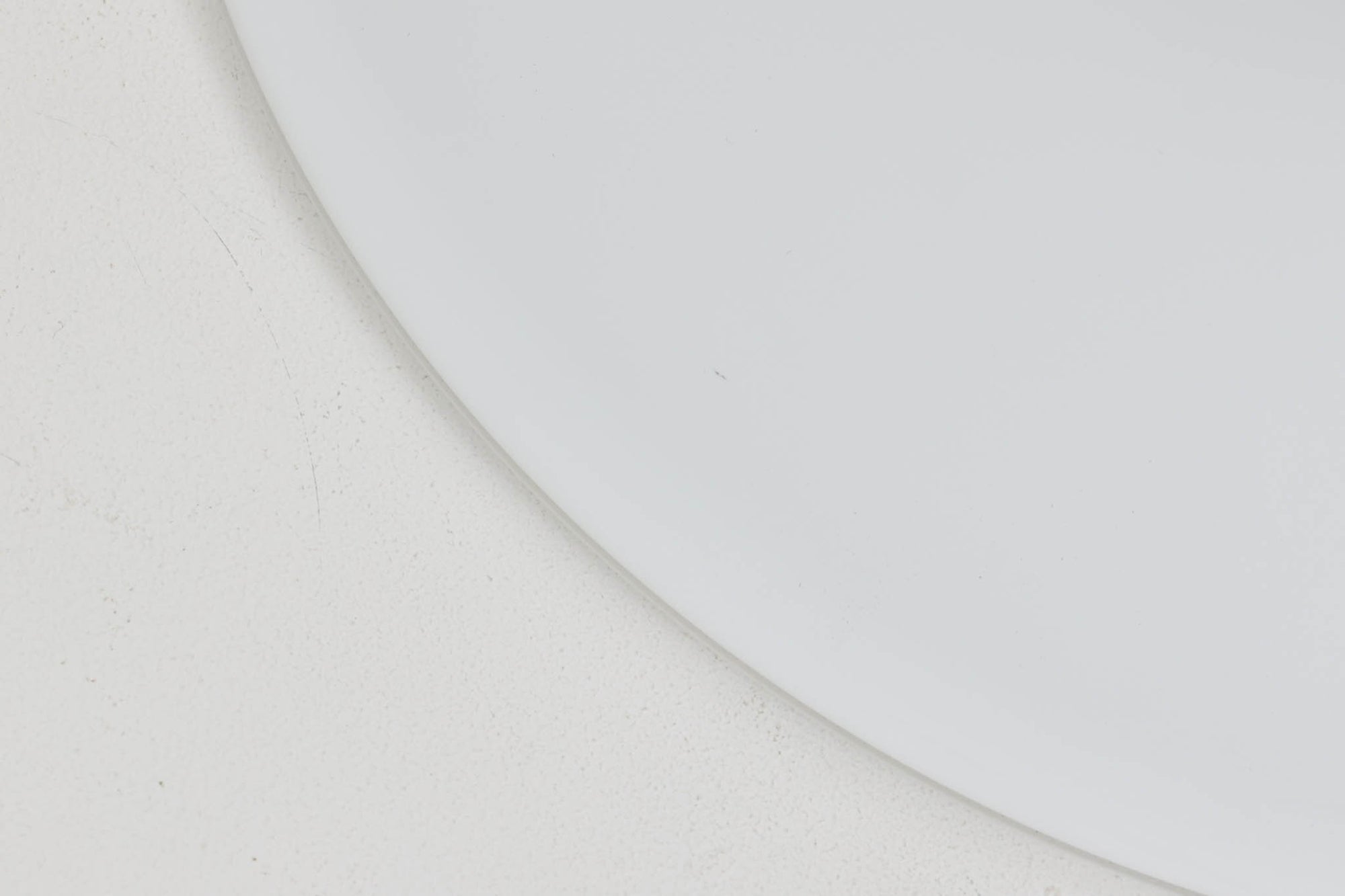 こちらは北欧で買い付けたペンダントライト「Opus」です。デザイナーのTorben Jorgensenンによって手掛けられたもので、厚みのある乳白色のガラスとアルミ製トップの組み合わせが特徴的です。現地でも数が少なく珍しいモデルです。シェードが下方に広がるデザインは、温かみのあるダイニングスペースを演出してくれそうです。