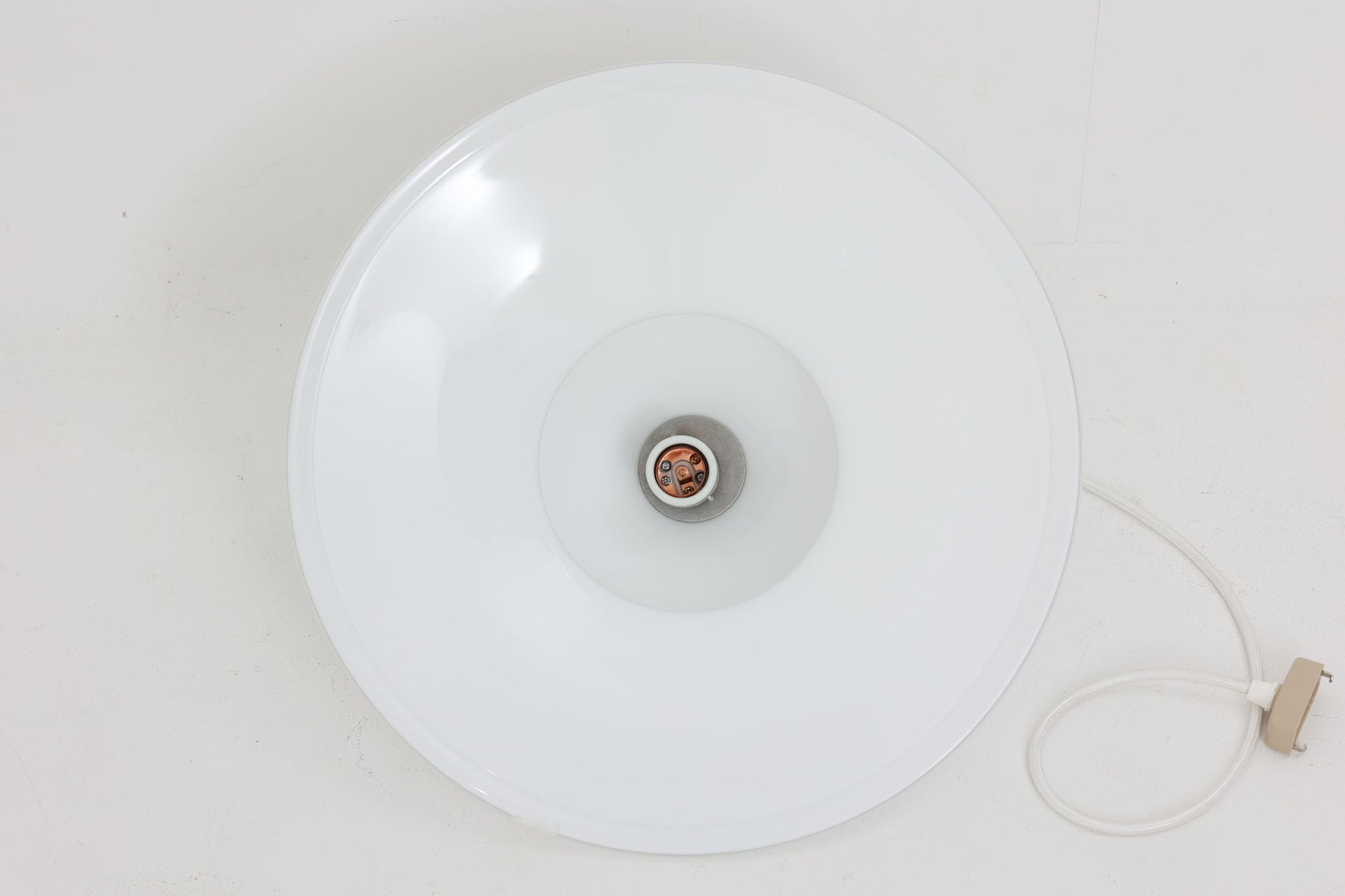 こちらは北欧で買い付けたペンダントライト「Opus」です。デザイナーのTorben Jorgensenンによって手掛けられたもので、厚みのある乳白色のガラスとアルミ製トップの組み合わせが特徴的です。現地でも数が少なく珍しいモデルです。シェードが下方に広がるデザインは、温かみのあるダイニングスペースを演出してくれそうです。