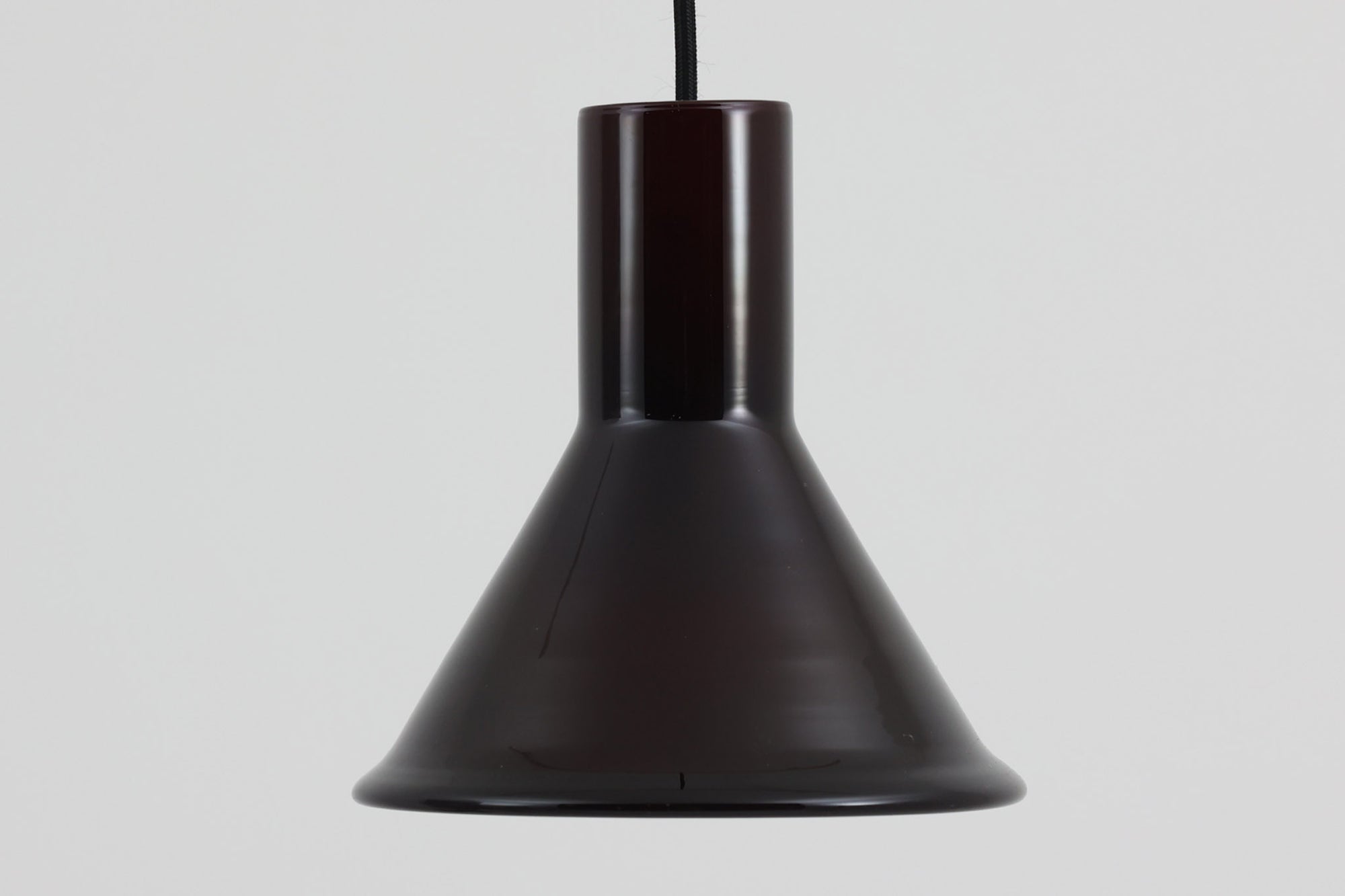 北欧より買い付けた、Holmgaard社製ビンテージランプです。照明部分はデンマークを代表する照明メーカーFog & morup社によって作成されています。Holmgaard社のペンダントライトの中でも人気の「P&T PENDEL」シリーズで内と外側の2層の色味が特徴的です。消灯＆点灯時にそれぞれ違った表情を見せてくれる素敵なデザインです。