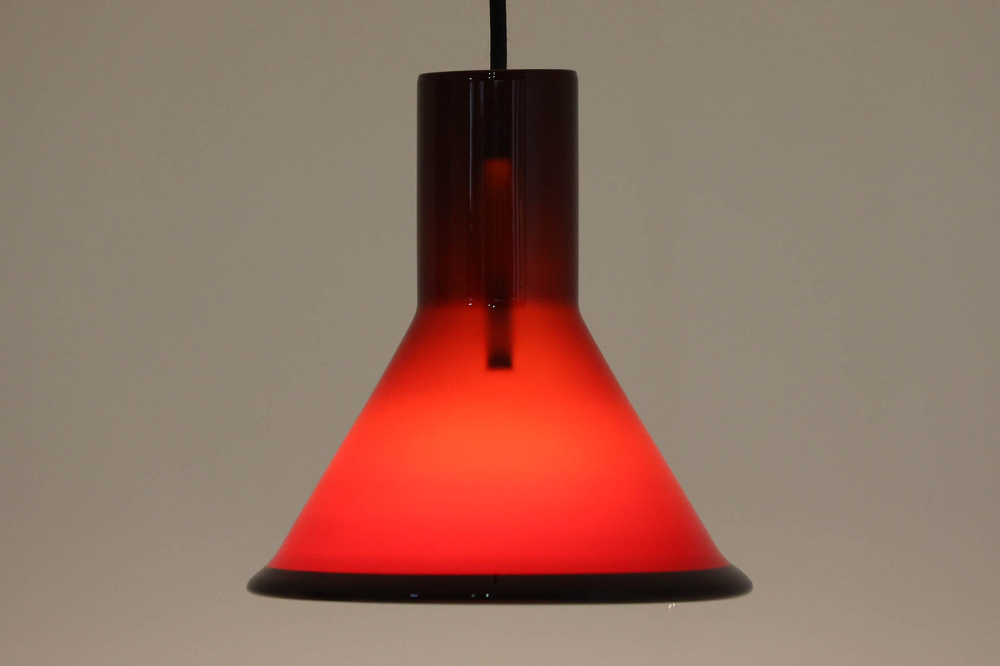 北欧より買い付けた、Holmgaard社製ビンテージランプです。照明部分はデンマークを代表する照明メーカーFog & morup社によって作成されています。Holmgaard社のペンダントライトの中でも人気の「P&T PENDEL」シリーズで内と外側の2層の色味が特徴的です。消灯＆点灯時にそれぞれ違った表情を見せてくれる素敵なデザインです。