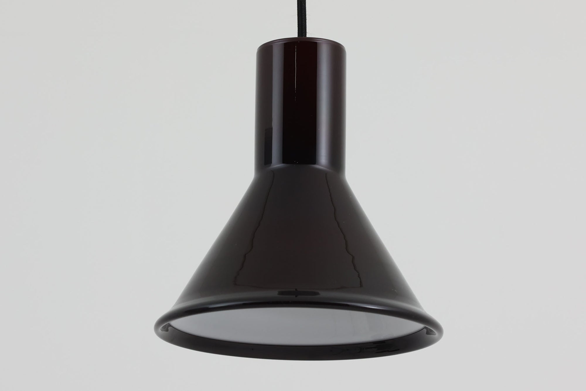 北欧より買い付けた、Holmgaard社製ビンテージランプです。照明部分はデンマークを代表する照明メーカーFog &amp; morup社によって作成されています。Holmgaard社のペンダントライトの中でも人気の「P&amp;T PENDEL」シリーズで内と外側の2層の色味が特徴的です。消灯＆点灯時にそれぞれ違った表情を見せてくれる素敵なデザインです。