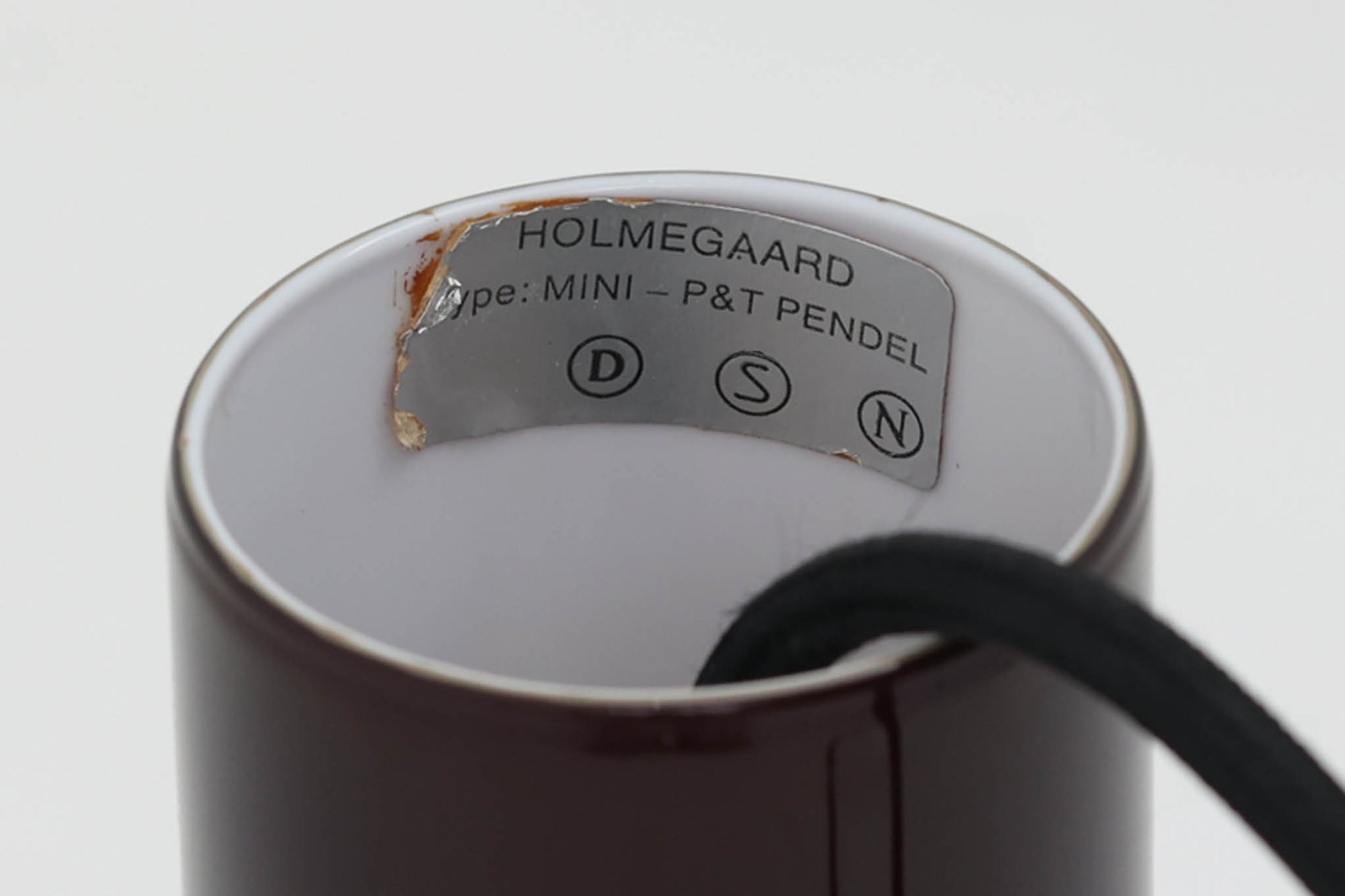 北欧より買い付けた、Holmgaard社製ビンテージランプです。照明部分はデンマークを代表する照明メーカーFog &amp; morup社によって作成されています。Holmgaard社のペンダントライトの中でも人気の「P&amp;T PENDEL」シリーズで内と外側の2層の色味が特徴的です。消灯＆点灯時にそれぞれ違った表情を見せてくれる素敵なデザインです。