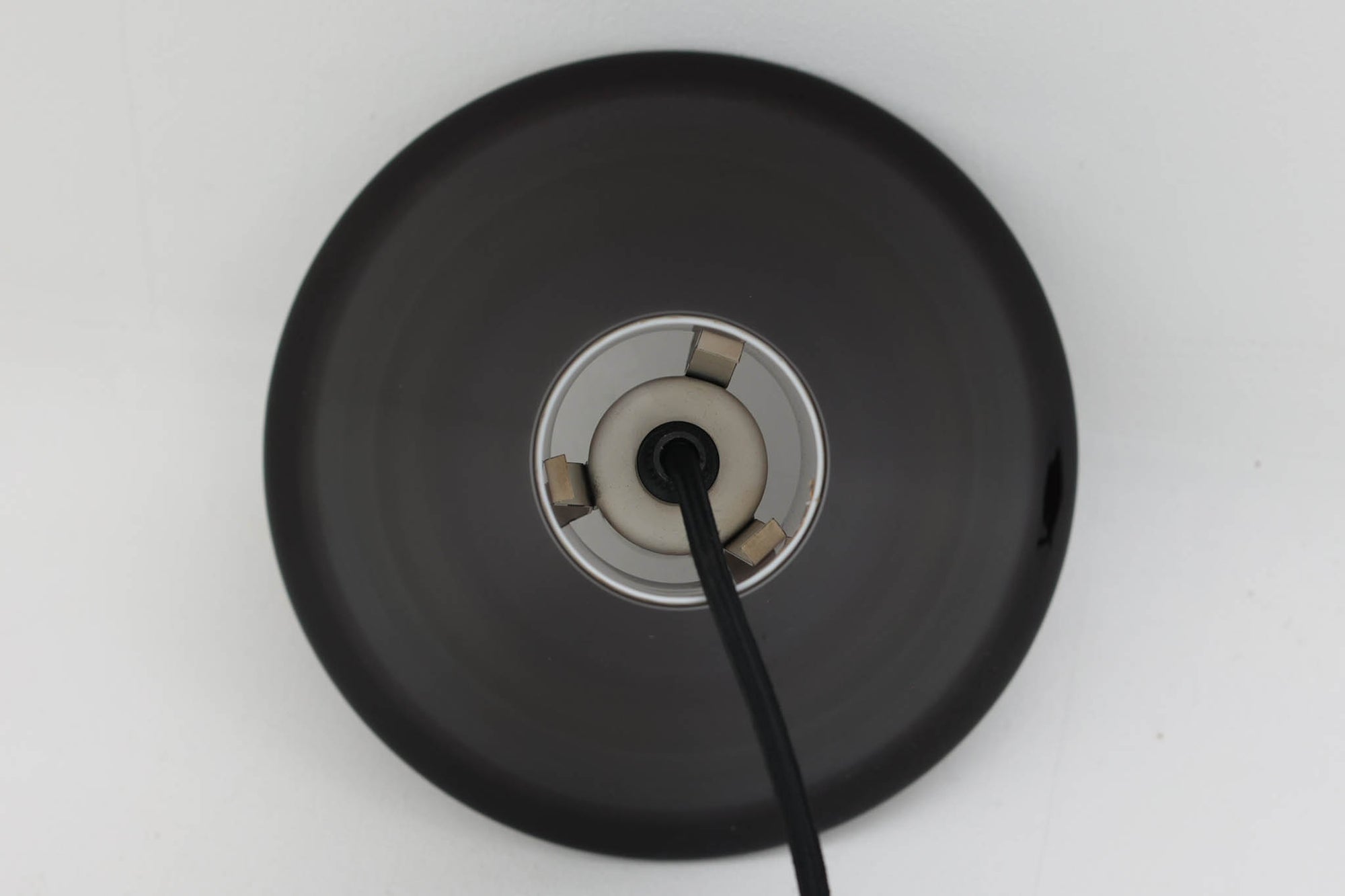 北欧より買い付けた、Holmgaard社製ビンテージランプです。照明部分はデンマークを代表する照明メーカーFog &amp; morup社によって作成されています。Holmgaard社のペンダントライトの中でも人気の「P&amp;T PENDEL」シリーズで内と外側の2層の色味が特徴的です。消灯＆点灯時にそれぞれ違った表情を見せてくれる素敵なデザインです。