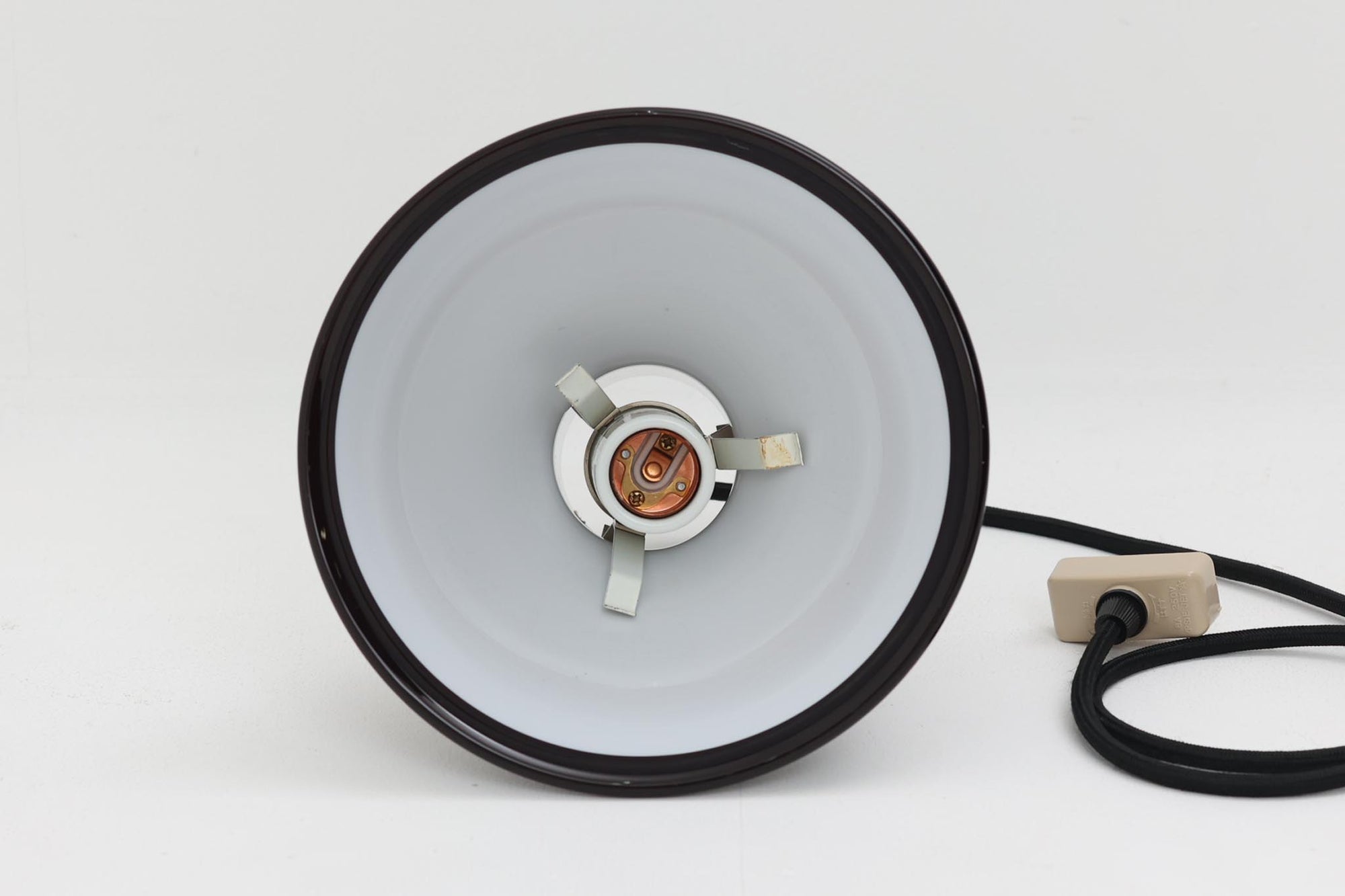 北欧より買い付けた、Holmgaard社製ビンテージランプです。照明部分はデンマークを代表する照明メーカーFog &amp; morup社によって作成されています。Holmgaard社のペンダントライトの中でも人気の「P&amp;T PENDEL」シリーズで内と外側の2層の色味が特徴的です。消灯＆点灯時にそれぞれ違った表情を見せてくれる素敵なデザインです。