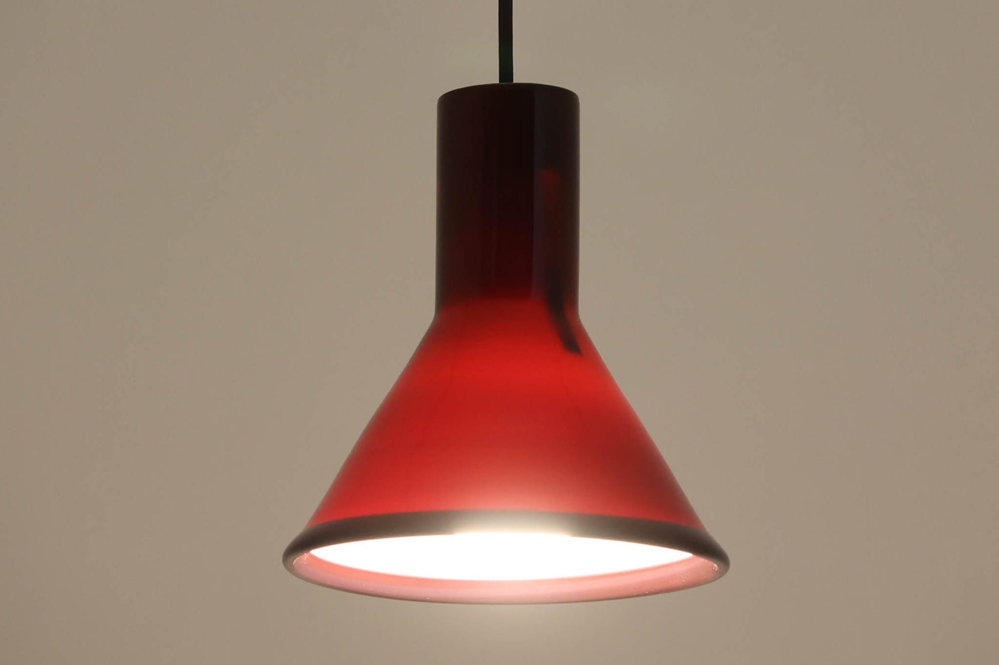 北欧より買い付けた、Holmgaard社製ビンテージランプです。照明部分はデンマークを代表する照明メーカーFog &amp; morup社によって作成されています。Holmgaard社のペンダントライトの中でも人気の「P&amp;T PENDEL」シリーズで内と外側の2層の色味が特徴的です。消灯＆点灯時にそれぞれ違った表情を見せてくれる素敵なデザインです。