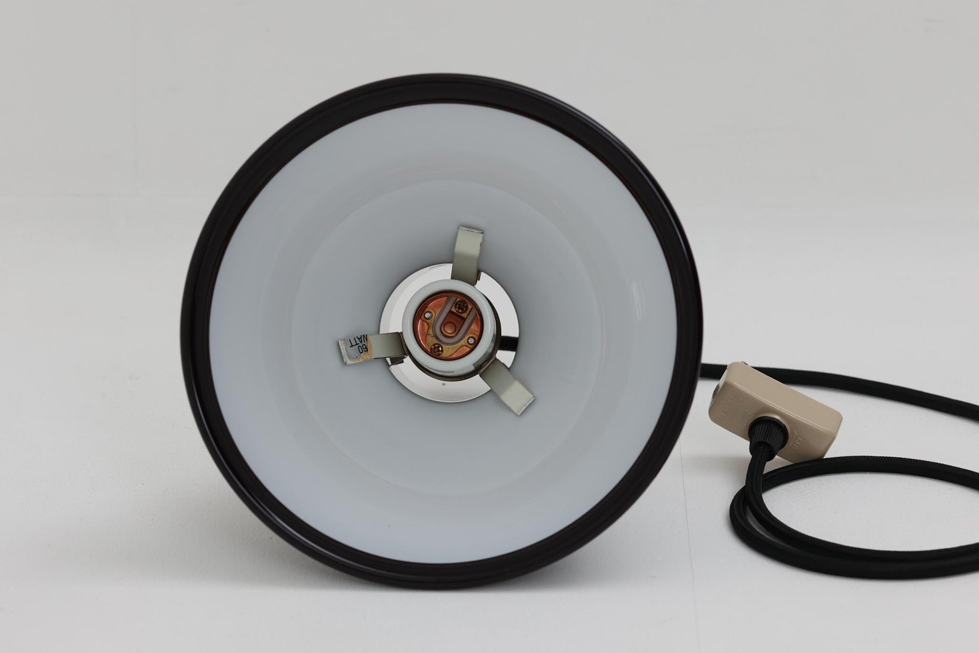 北欧より買い付けた、Holmgaard社製ビンテージランプです。照明部分はデンマークを代表する照明メーカーFog &amp; morup社によって作成されています。Holmgaard社のペンダントライトの中でも人気の「P&amp;T PENDEL」シリーズで内と外側の2層の色味が特徴的です。消灯＆点灯時にそれぞれ違った表情を見せてくれる素敵なデザインです。