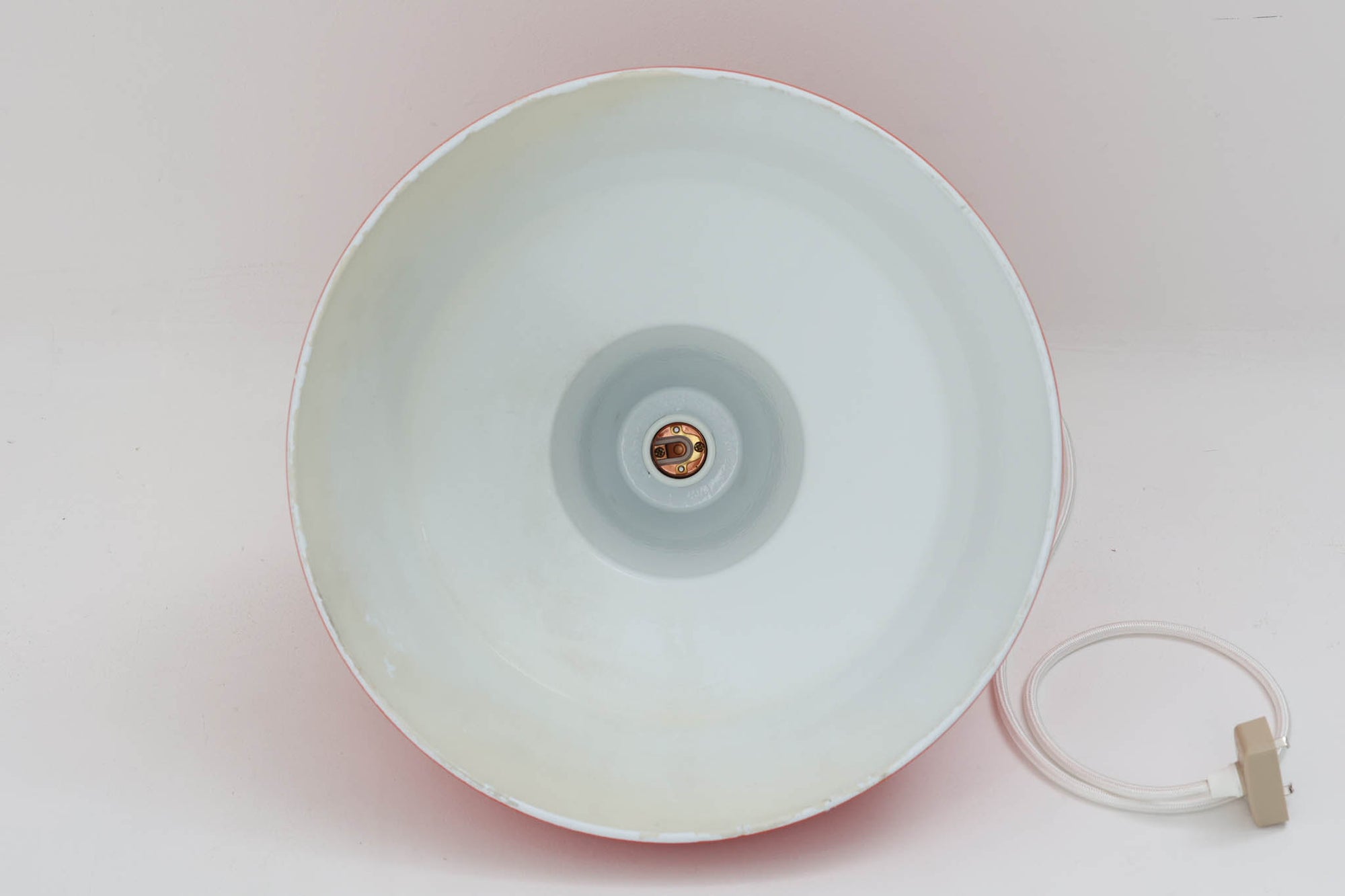 「The work shop lamp」です。Louis Poulsen社の定番ランプ。復刻品はアルミ製ですが、こちらはビンテージ品ならではの琺瑯＆エナメルモデル。艶感が魅力的です。