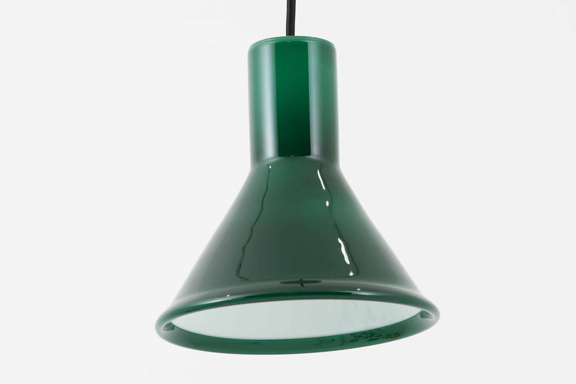 北欧より買い付けた、Holmgaard社製ビンテージランプです。照明部分はデンマークを代表する照明メーカーFog &amp; morup社によって作成されています。Holmgaard社のペンダントライトの中でも人気の「P&amp;T PENDEL」シリーズで内と外側の2層の色味が特徴的です。消灯＆点灯時にそれぞれ違った表情を見せてくれる素敵なデザインです。