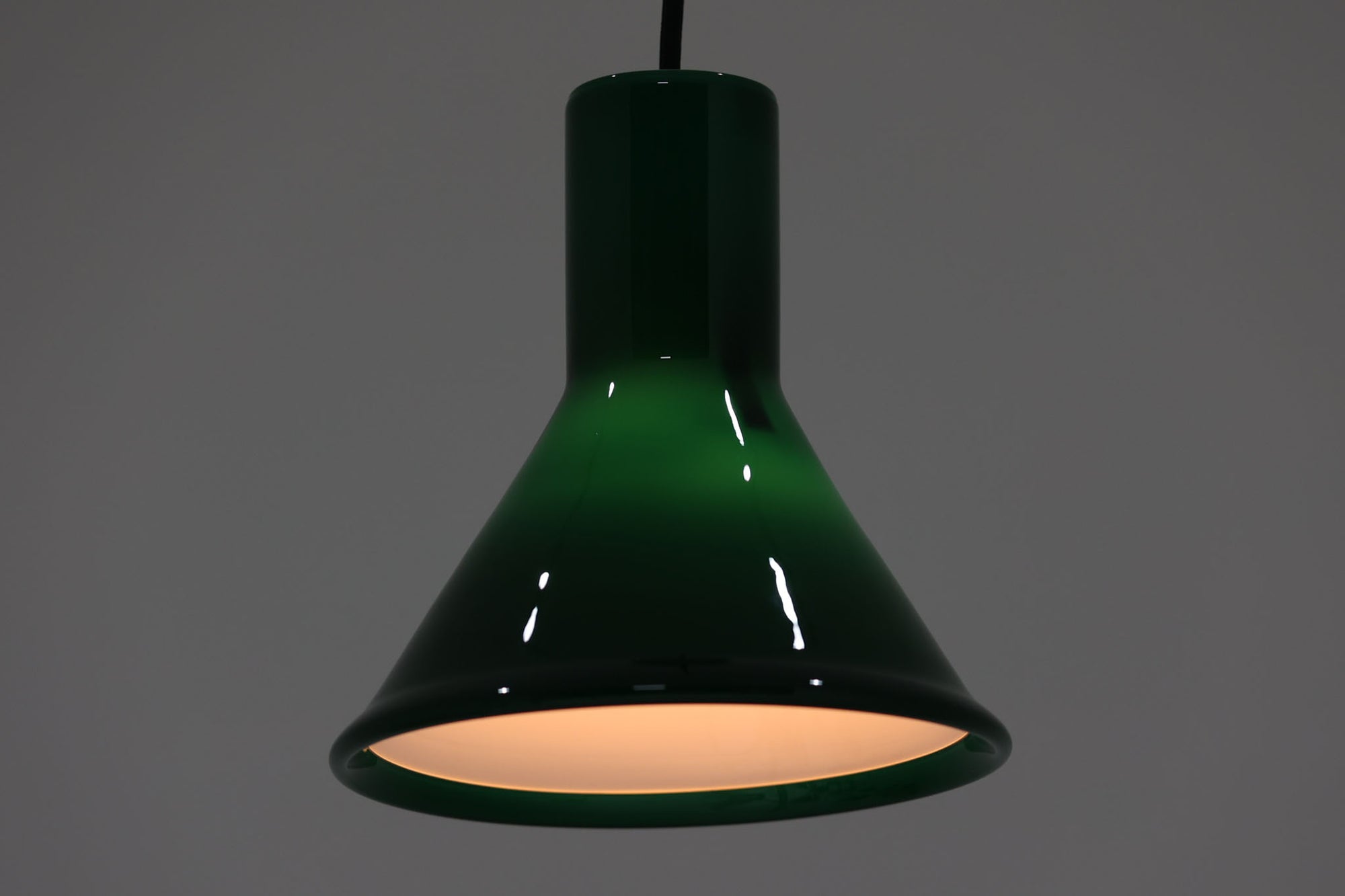 北欧より買い付けた、Holmgaard社製ビンテージランプです。照明部分はデンマークを代表する照明メーカーFog &amp; morup社によって作成されています。Holmgaard社のペンダントライトの中でも人気の「P&amp;T PENDEL」シリーズで内と外側の2層の色味が特徴的です。消灯＆点灯時にそれぞれ違った表情を見せてくれる素敵なデザインです。