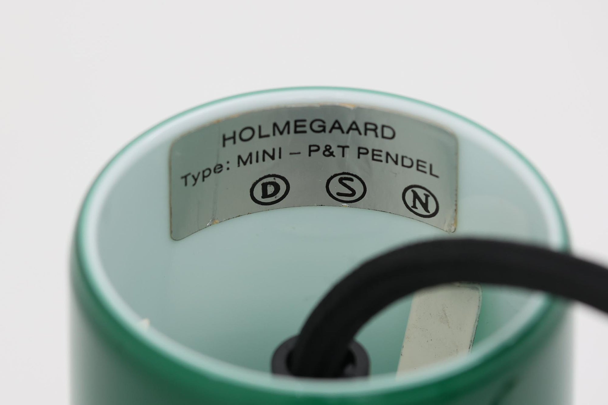 北欧より買い付けた、Holmgaard社製ビンテージランプです。照明部分はデンマークを代表する照明メーカーFog &amp; morup社によって作成されています。Holmgaard社のペンダントライトの中でも人気の「P&amp;T PENDEL」シリーズで内と外側の2層の色味が特徴的です。消灯＆点灯時にそれぞれ違った表情を見せてくれる素敵なデザインです。
