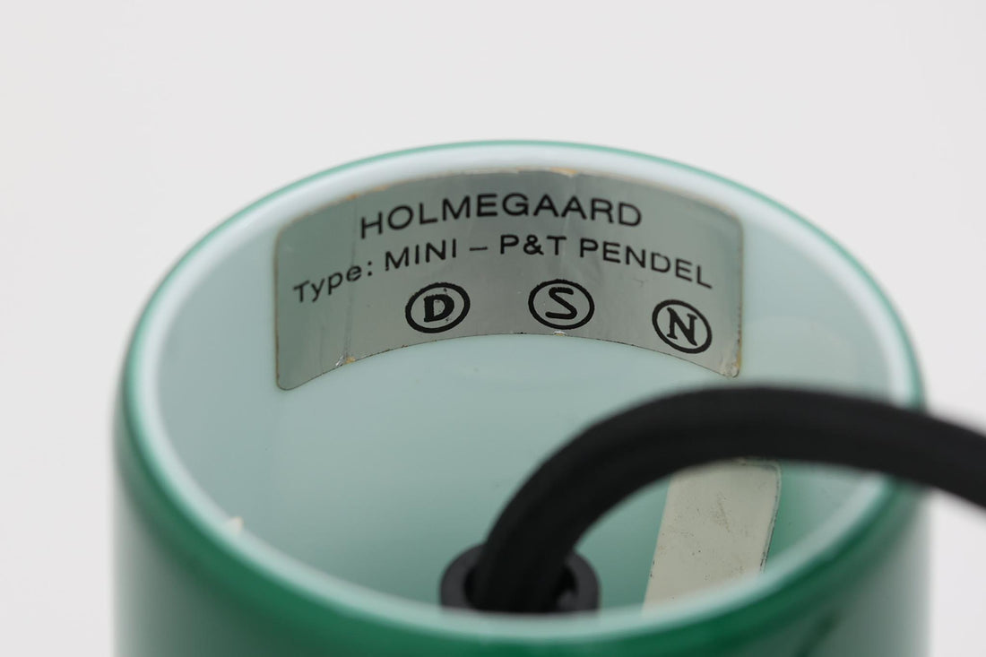 北欧より買い付けた、Holmgaard社製ビンテージランプです。照明部分はデンマークを代表する照明メーカーFog & morup社によって作成されています。Holmgaard社のペンダントライトの中でも人気の「P&T PENDEL」シリーズで内と外側の2層の色味が特徴的です。消灯＆点灯時にそれぞれ違った表情を見せてくれる素敵なデザインです。