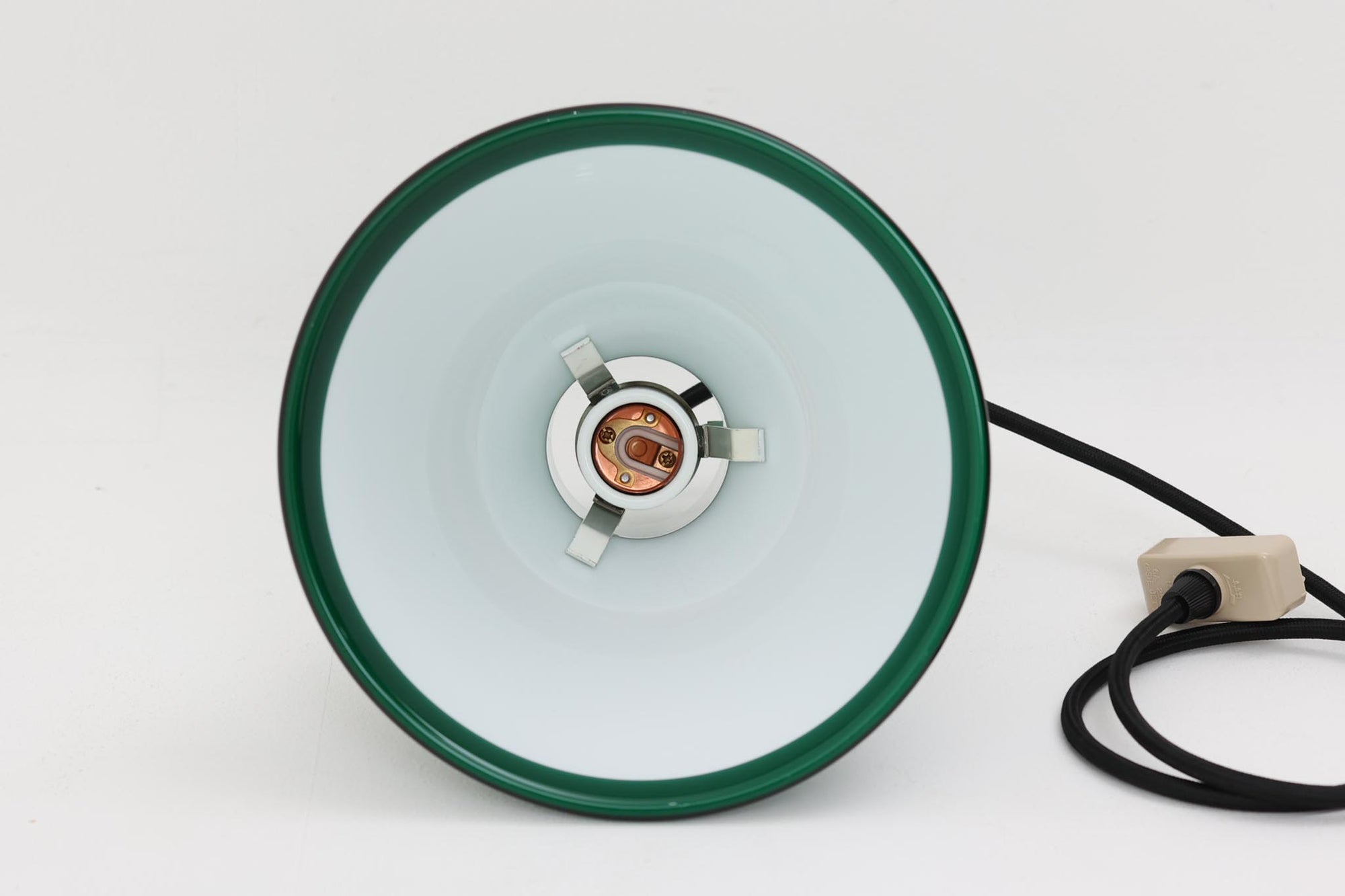 北欧より買い付けた、Holmgaard社製ビンテージランプです。照明部分はデンマークを代表する照明メーカーFog &amp; morup社によって作成されています。Holmgaard社のペンダントライトの中でも人気の「P&amp;T PENDEL」シリーズで内と外側の2層の色味が特徴的です。消灯＆点灯時にそれぞれ違った表情を見せてくれる素敵なデザインです。