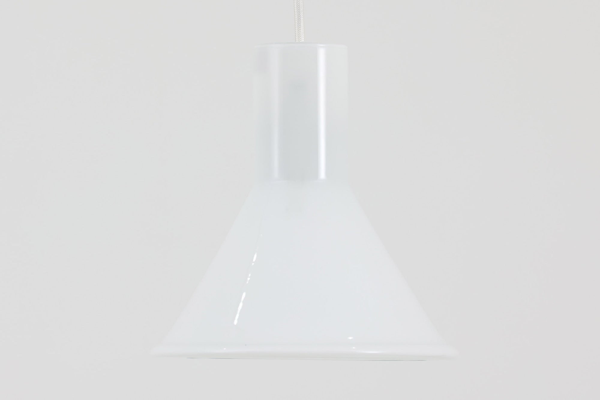 北欧より買い付けた、Holmgaard社製ビンテージランプです。照明部分はデンマークを代表する照明メーカーFog & morup社によって作成されています。Holmgaard社のペンダントライトの中でも人気の「P&T PENDEL」シリーズで内と外側の2層の色味が特徴的です。消灯＆点灯時にそれぞれ違った表情を見せてくれる素敵なデザインです。