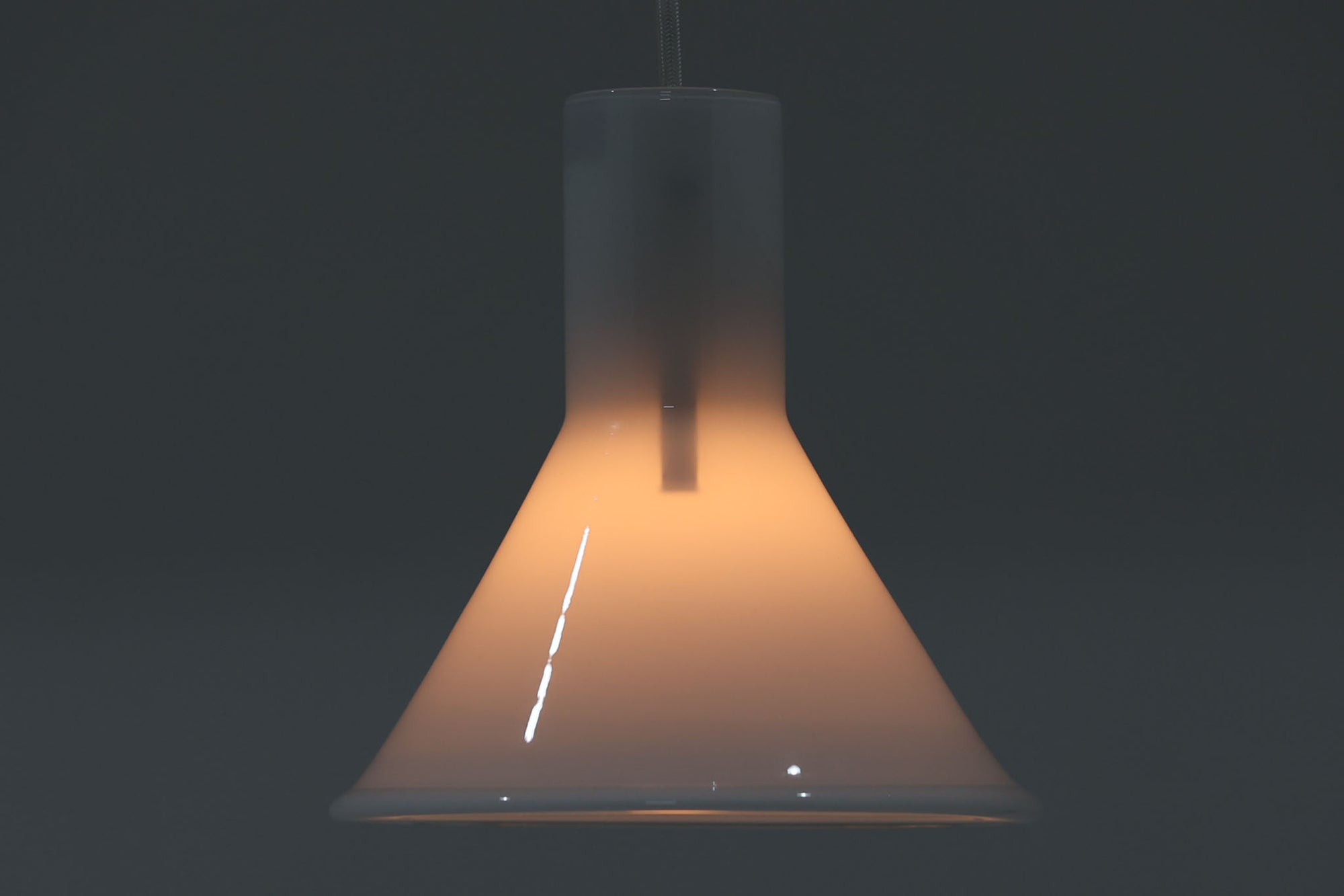 北欧より買い付けた、Holmgaard社製ビンテージランプです。照明部分はデンマークを代表する照明メーカーFog & morup社によって作成されています。Holmgaard社のペンダントライトの中でも人気の「P&T PENDEL」シリーズで内と外側の2層の色味が特徴的です。消灯＆点灯時にそれぞれ違った表情を見せてくれる素敵なデザインです。