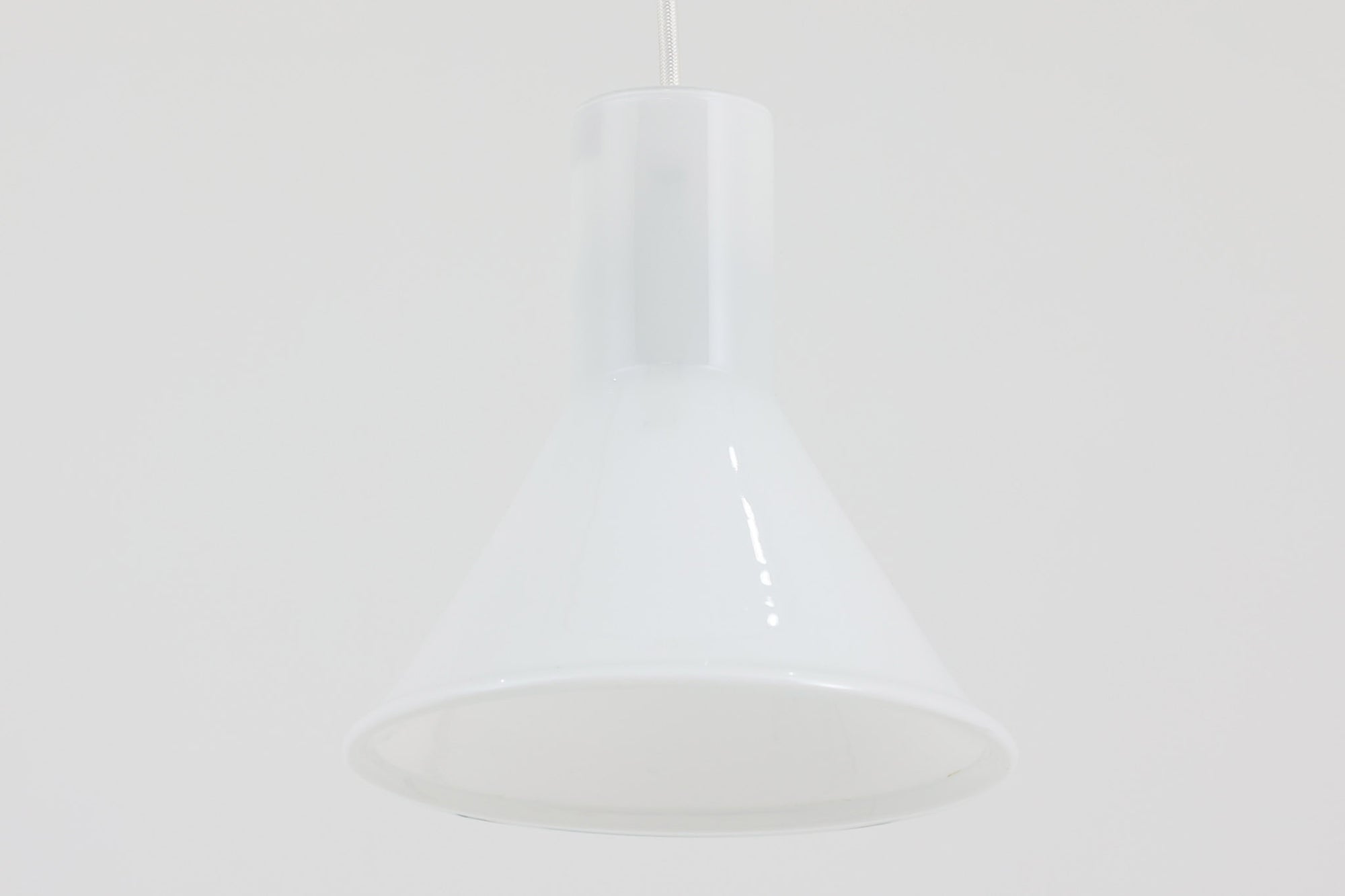 北欧より買い付けた、Holmgaard社製ビンテージランプです。照明部分はデンマークを代表する照明メーカーFog &amp; morup社によって作成されています。Holmgaard社のペンダントライトの中でも人気の「P&amp;T PENDEL」シリーズで内と外側の2層の色味が特徴的です。消灯＆点灯時にそれぞれ違った表情を見せてくれる素敵なデザインです。