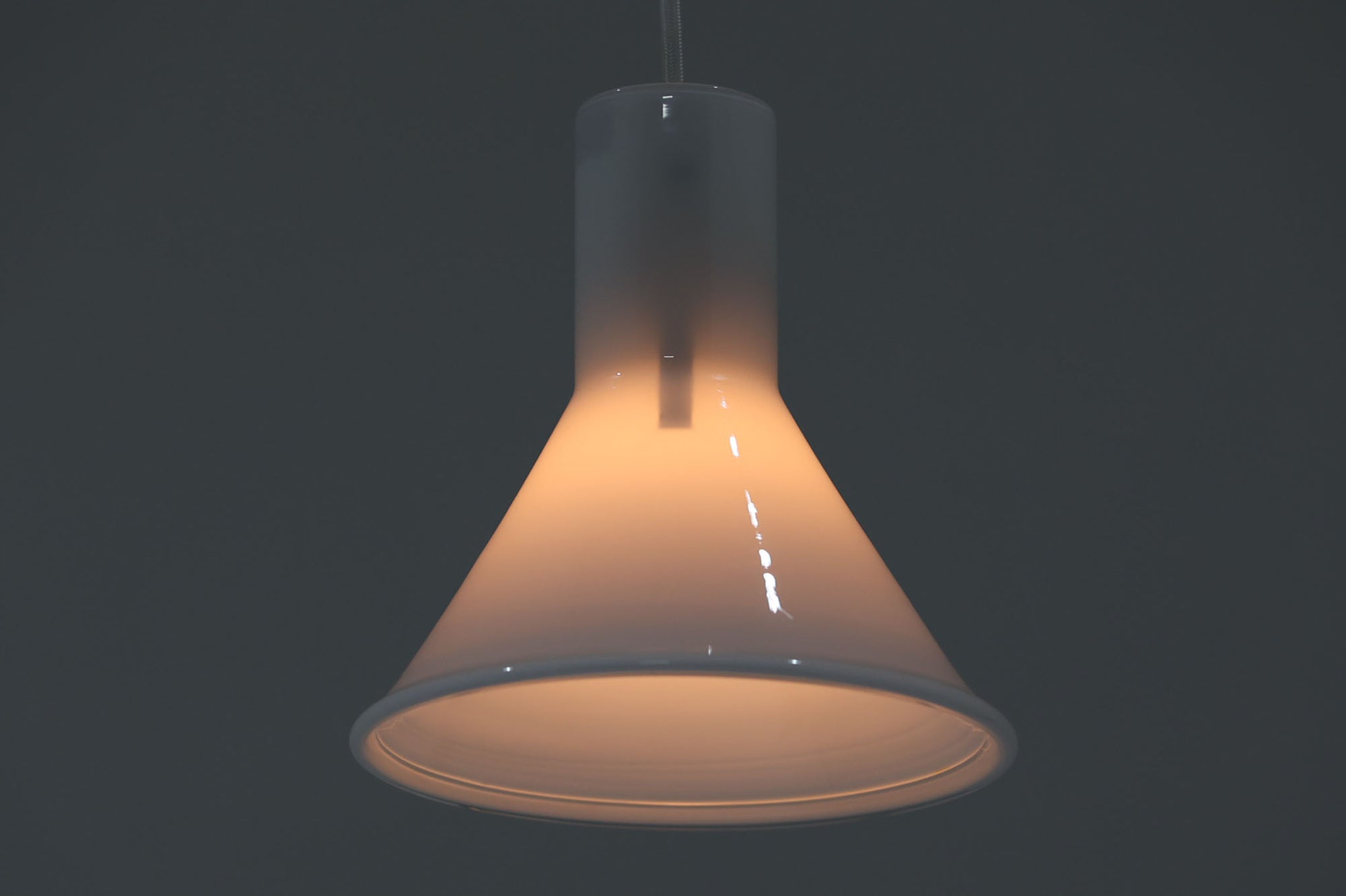 北欧より買い付けた、Holmgaard社製ビンテージランプです。照明部分はデンマークを代表する照明メーカーFog &amp; morup社によって作成されています。Holmgaard社のペンダントライトの中でも人気の「P&amp;T PENDEL」シリーズで内と外側の2層の色味が特徴的です。消灯＆点灯時にそれぞれ違った表情を見せてくれる素敵なデザインです。