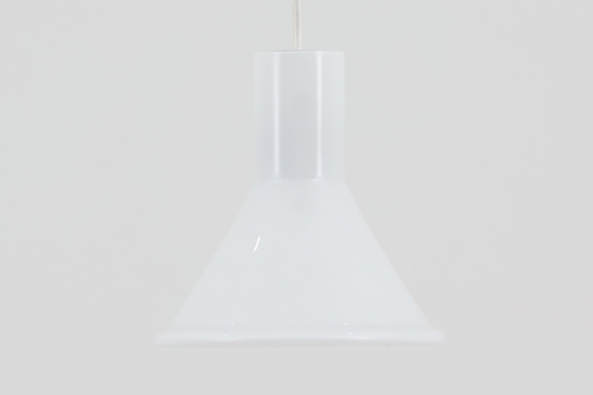 北欧より買い付けた、Holmgaard社製ビンテージランプです。照明部分はデンマークを代表する照明メーカーFog & morup社によって作成されています。Holmgaard社のペンダントライトの中でも人気の「P&T PENDEL」シリーズで内と外側の2層の組みあわせが特徴的なデザインです。