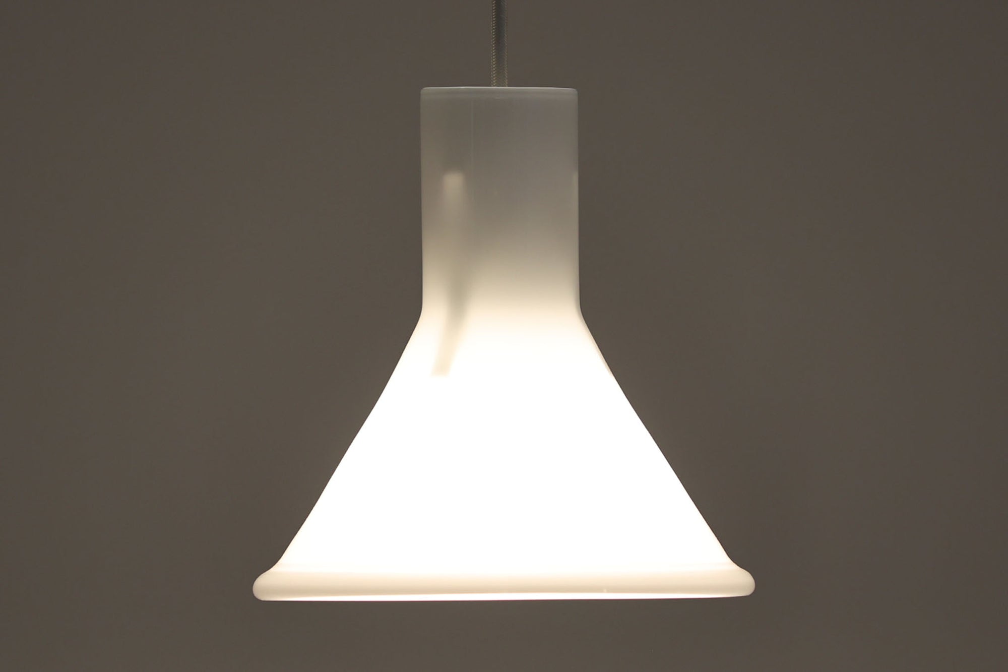 北欧より買い付けた、Holmgaard社製ビンテージランプです。照明部分はデンマークを代表する照明メーカーFog & morup社によって作成されています。Holmgaard社のペンダントライトの中でも人気の「P&T PENDEL」シリーズで内と外側の2層の組みあわせが特徴的なデザインです。