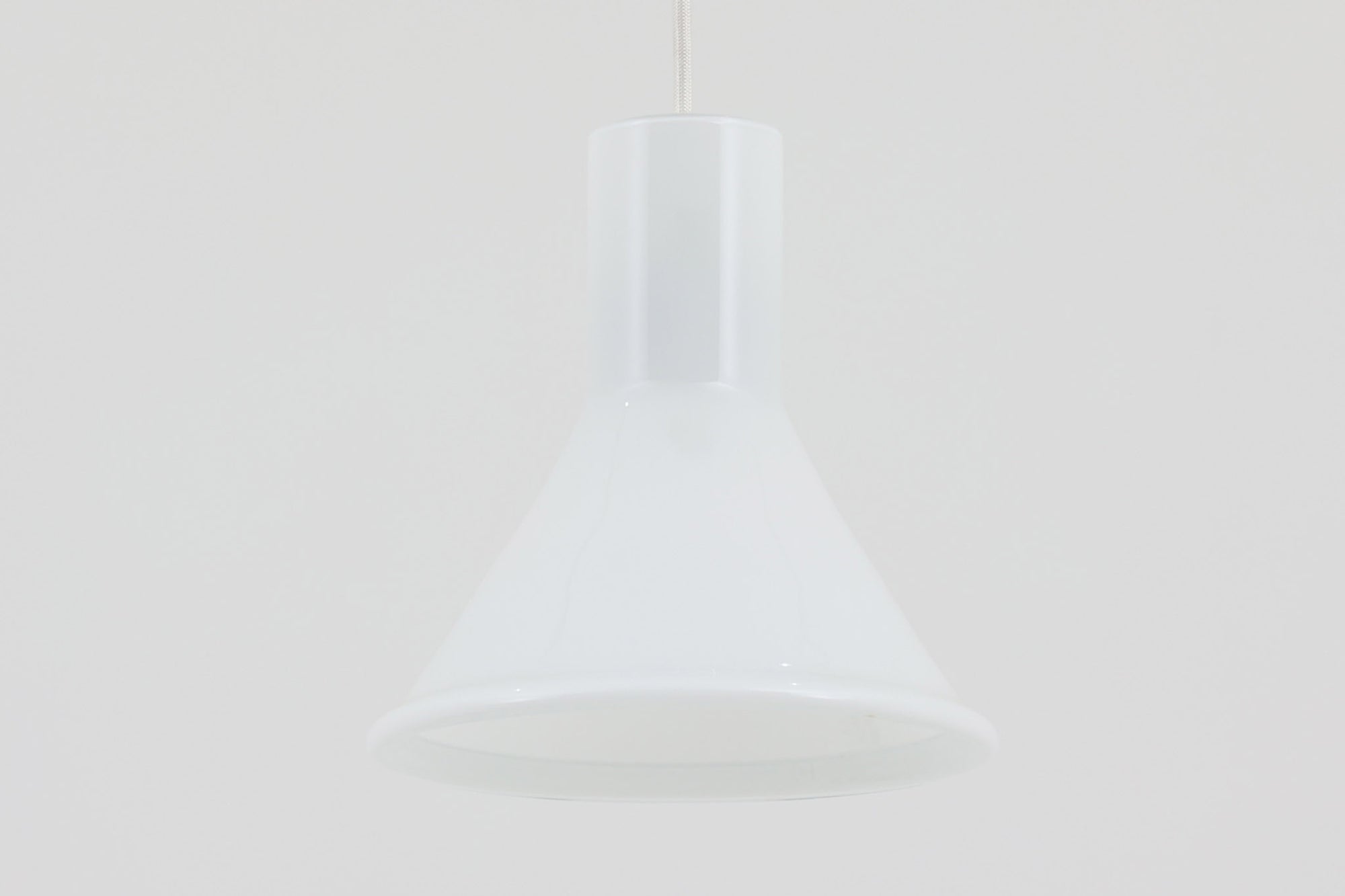 北欧より買い付けた、Holmgaard社製ビンテージランプです。照明部分はデンマークを代表する照明メーカーFog &amp; morup社によって作成されています。Holmgaard社のペンダントライトの中でも人気の「P&amp;T PENDEL」シリーズで内と外側の2層の組みあわせが特徴的なデザインです。