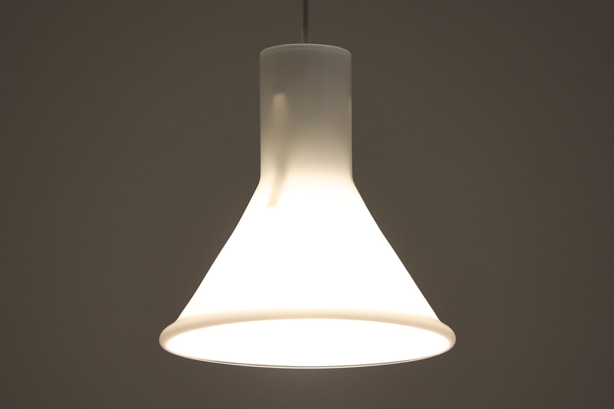 北欧より買い付けた、Holmgaard社製ビンテージランプです。照明部分はデンマークを代表する照明メーカーFog &amp; morup社によって作成されています。Holmgaard社のペンダントライトの中でも人気の「P&amp;T PENDEL」シリーズで内と外側の2層の組みあわせが特徴的なデザインです。