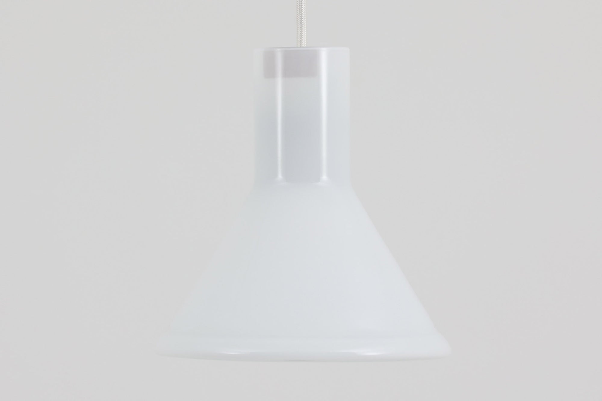 北欧より買い付けた、Holmgaard社製ビンテージランプです。照明部分はデンマークを代表する照明メーカーFog & morup社によって作成されています。Holmgaard社のペンダントライトの中でも人気の「P&T PENDEL」シリーズで内と外側の2層の色味が特徴的です。消灯＆点灯時にそれぞれ違った表情を見せてくれる素敵なデザインです。