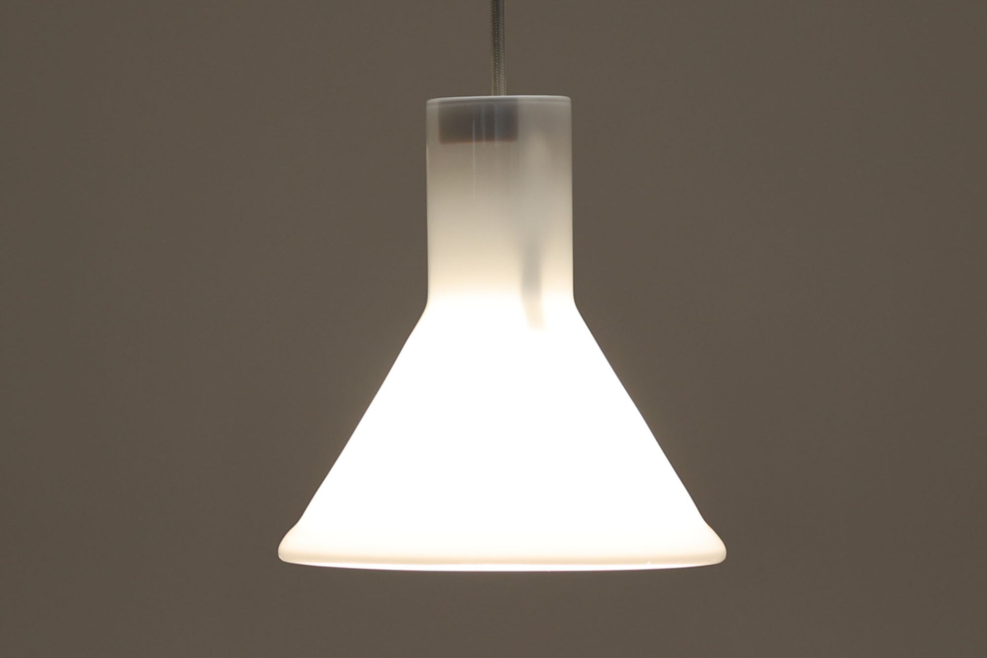 北欧より買い付けた、Holmgaard社製ビンテージランプです。照明部分はデンマークを代表する照明メーカーFog & morup社によって作成されています。Holmgaard社のペンダントライトの中でも人気の「P&T PENDEL」シリーズで内と外側の2層の色味が特徴的です。消灯＆点灯時にそれぞれ違った表情を見せてくれる素敵なデザインです。