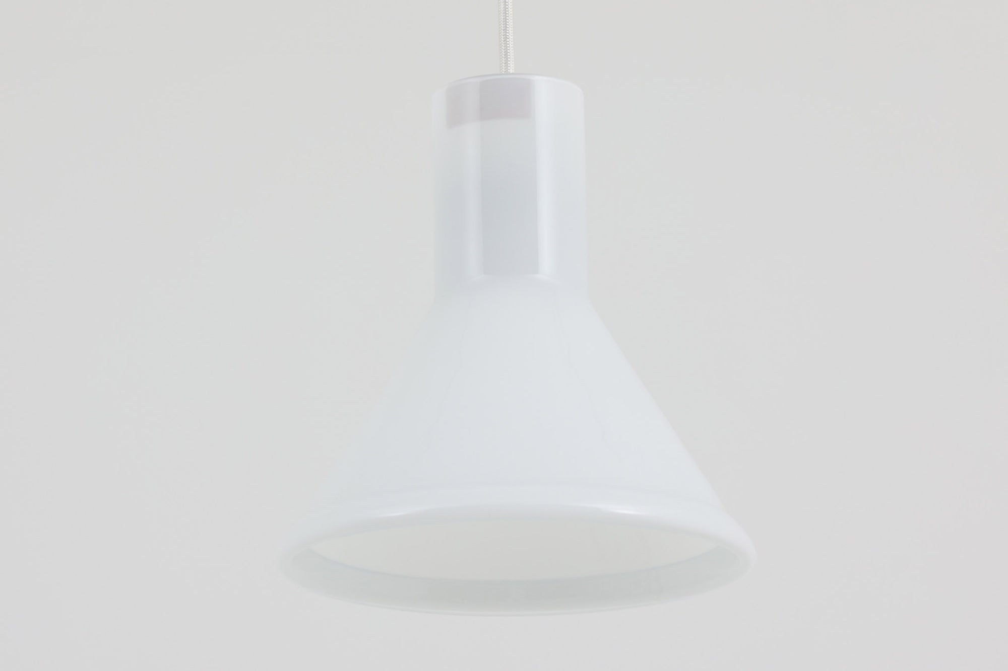 北欧より買い付けた、Holmgaard社製ビンテージランプです。照明部分はデンマークを代表する照明メーカーFog &amp; morup社によって作成されています。Holmgaard社のペンダントライトの中でも人気の「P&amp;T PENDEL」シリーズで内と外側の2層の色味が特徴的です。消灯＆点灯時にそれぞれ違った表情を見せてくれる素敵なデザインです。