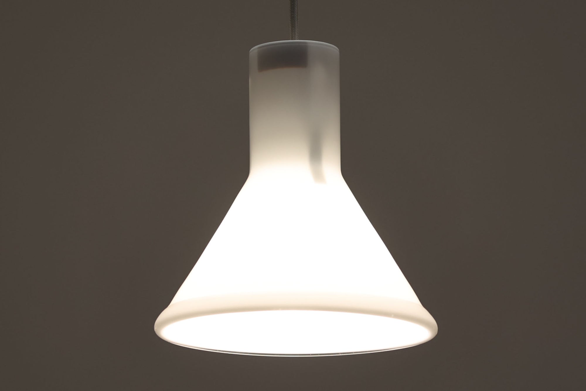 北欧より買い付けた、Holmgaard社製ビンテージランプです。照明部分はデンマークを代表する照明メーカーFog &amp; morup社によって作成されています。Holmgaard社のペンダントライトの中でも人気の「P&amp;T PENDEL」シリーズで内と外側の2層の色味が特徴的です。消灯＆点灯時にそれぞれ違った表情を見せてくれる素敵なデザインです。