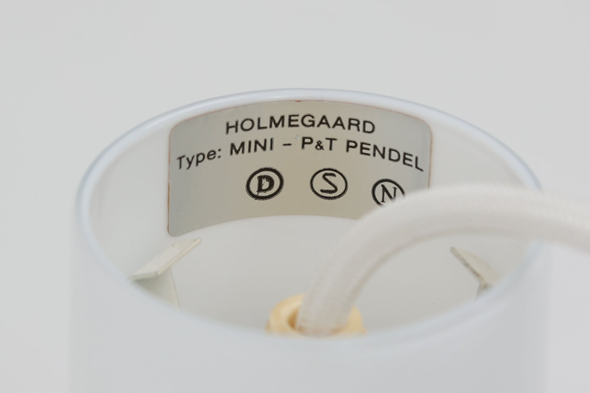 北欧より買い付けた、Holmgaard社製ビンテージランプです。照明部分はデンマークを代表する照明メーカーFog &amp; morup社によって作成されています。Holmgaard社のペンダントライトの中でも人気の「P&amp;T PENDEL」シリーズで内と外側の2層の色味が特徴的です。消灯＆点灯時にそれぞれ違った表情を見せてくれる素敵なデザインです。