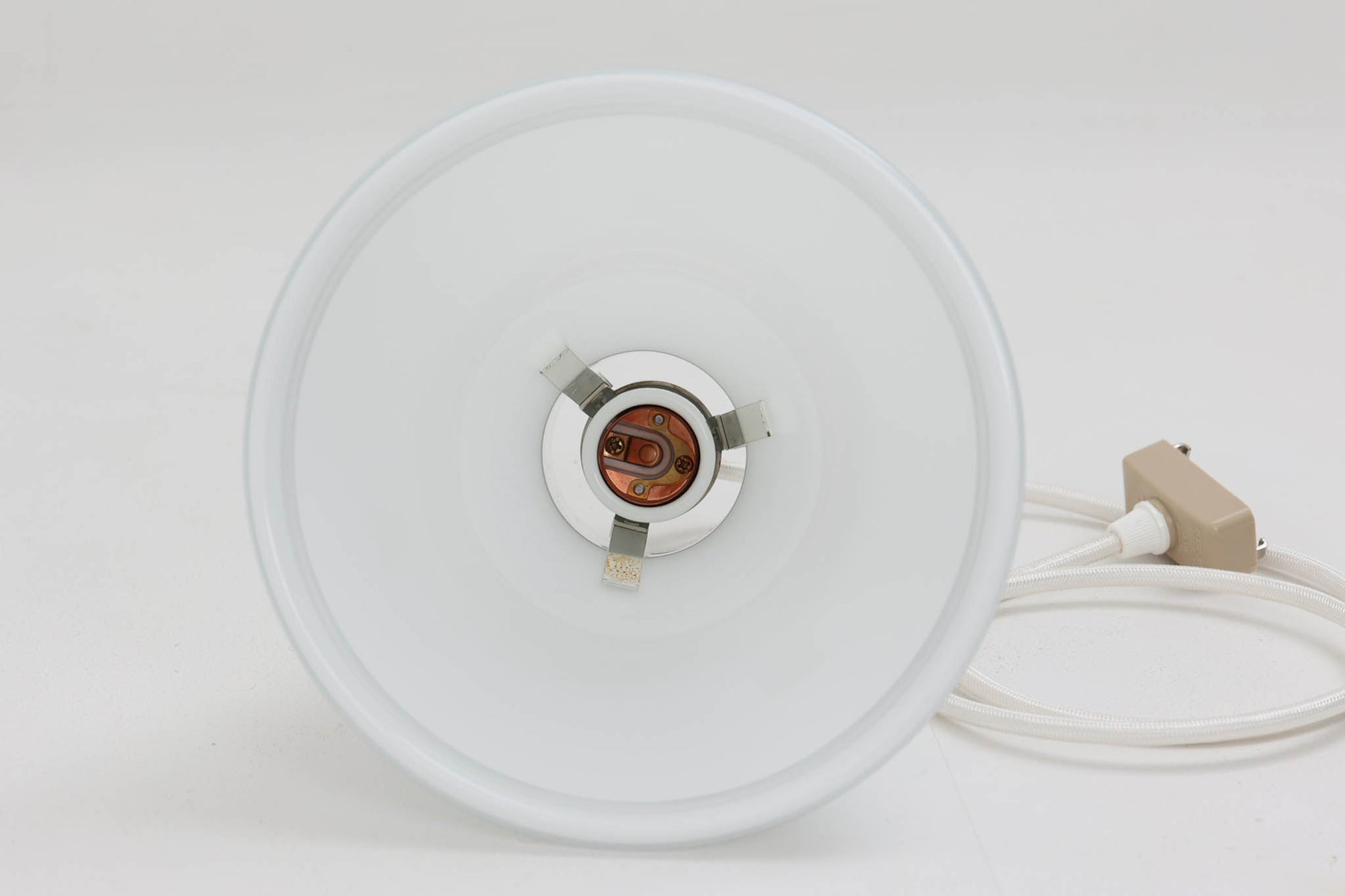 北欧より買い付けた、Holmgaard社製ビンテージランプです。照明部分はデンマークを代表する照明メーカーFog &amp; morup社によって作成されています。Holmgaard社のペンダントライトの中でも人気の「P&amp;T PENDEL」シリーズで内と外側の2層の色味が特徴的です。消灯＆点灯時にそれぞれ違った表情を見せてくれる素敵なデザインです。