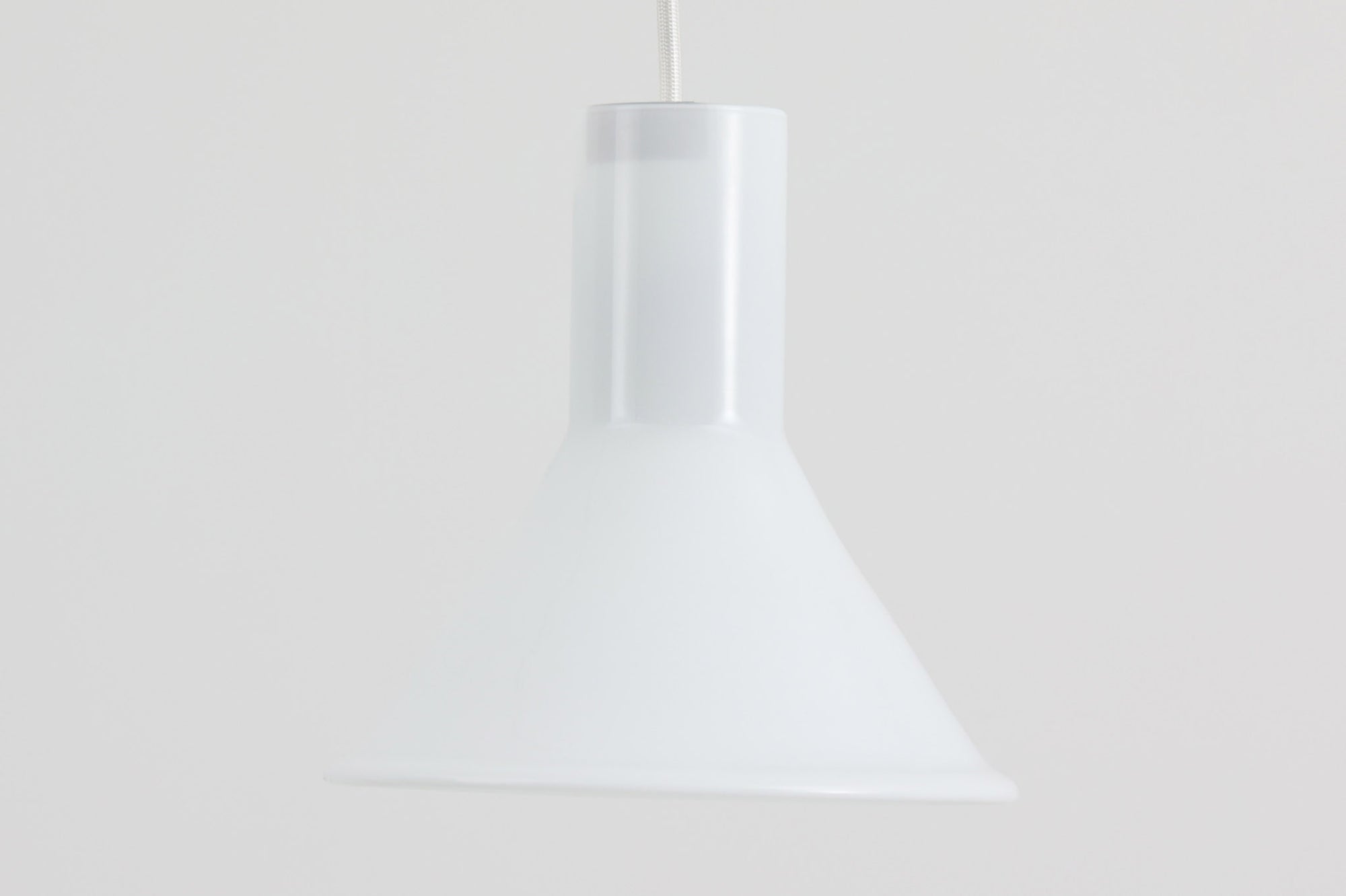 北欧より買い付けた、Holmgaard社製ビンテージランプです。照明部分はデンマークを代表する照明メーカーFog & morup社によって作成されています。Holmgaard社のペンダントライトの中でも人気の「P&T PENDEL」シリーズで内と外側の2層の色味が特徴的です。消灯＆点灯時にそれぞれ違った表情を見せてくれる素敵なデザインです。