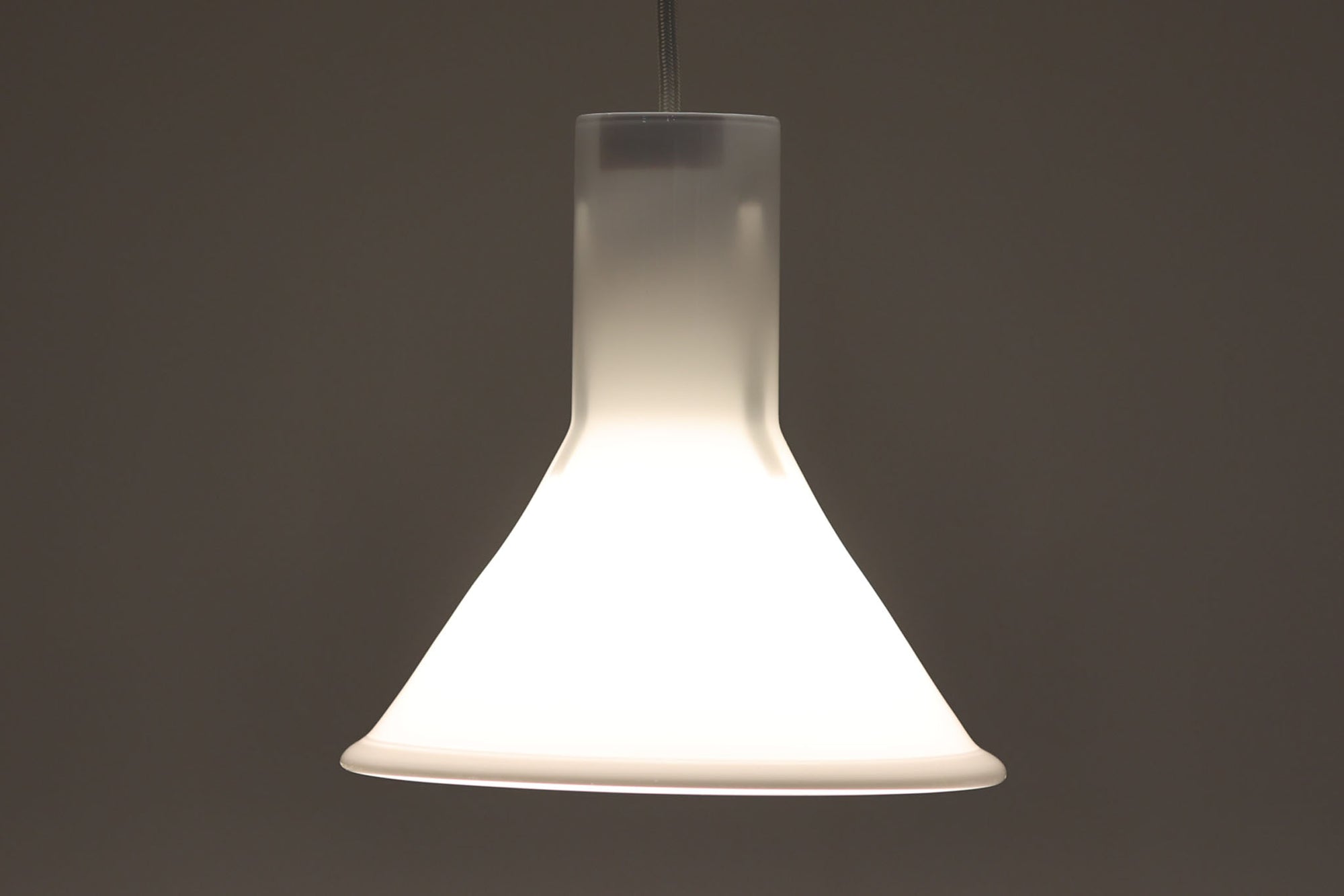 北欧より買い付けた、Holmgaard社製ビンテージランプです。照明部分はデンマークを代表する照明メーカーFog & morup社によって作成されています。Holmgaard社のペンダントライトの中でも人気の「P&T PENDEL」シリーズで内と外側の2層の色味が特徴的です。消灯＆点灯時にそれぞれ違った表情を見せてくれる素敵なデザインです。