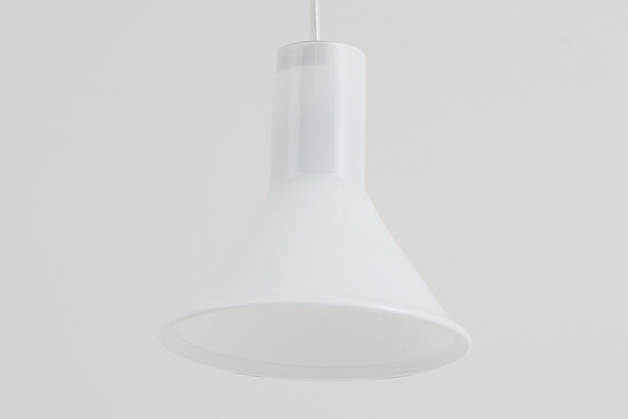 北欧より買い付けた、Holmgaard社製ビンテージランプです。照明部分はデンマークを代表する照明メーカーFog &amp; morup社によって作成されています。Holmgaard社のペンダントライトの中でも人気の「P&amp;T PENDEL」シリーズで内と外側の2層の色味が特徴的です。消灯＆点灯時にそれぞれ違った表情を見せてくれる素敵なデザインです。