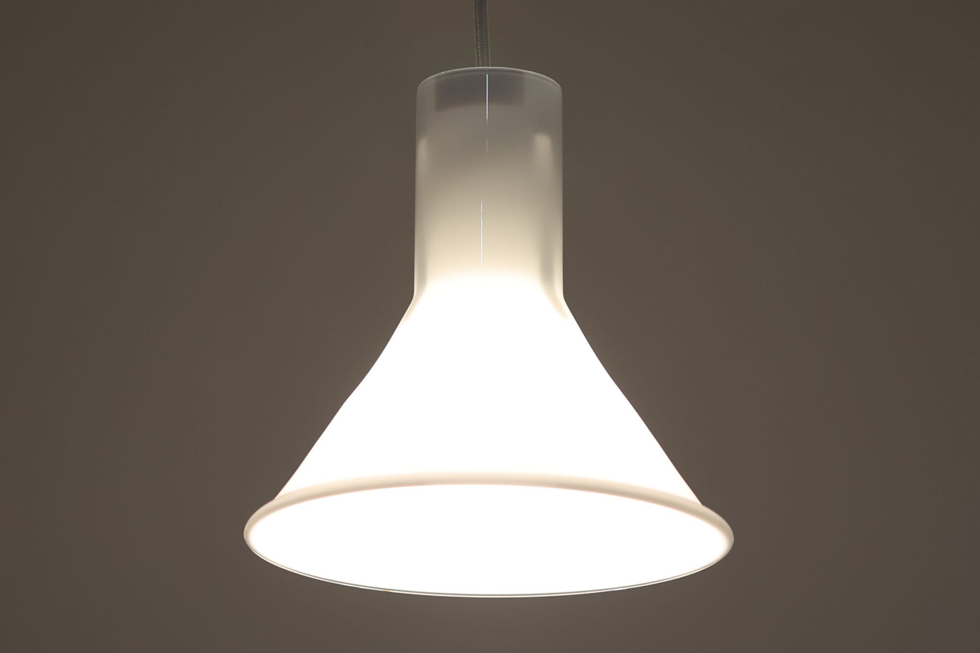 北欧より買い付けた、Holmgaard社製ビンテージランプです。照明部分はデンマークを代表する照明メーカーFog &amp; morup社によって作成されています。Holmgaard社のペンダントライトの中でも人気の「P&amp;T PENDEL」シリーズで内と外側の2層の色味が特徴的です。消灯＆点灯時にそれぞれ違った表情を見せてくれる素敵なデザインです。